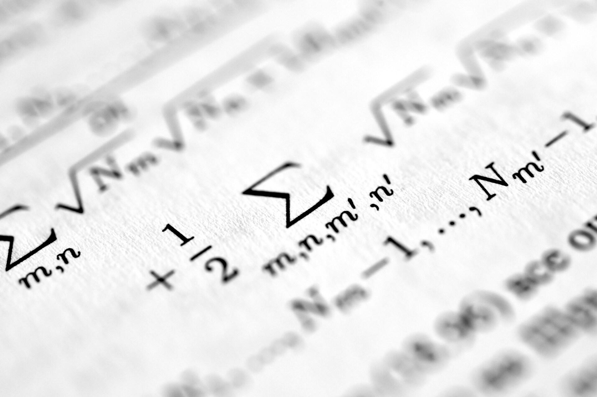 Nahaufnahme mathematischer Formel auf Papier.