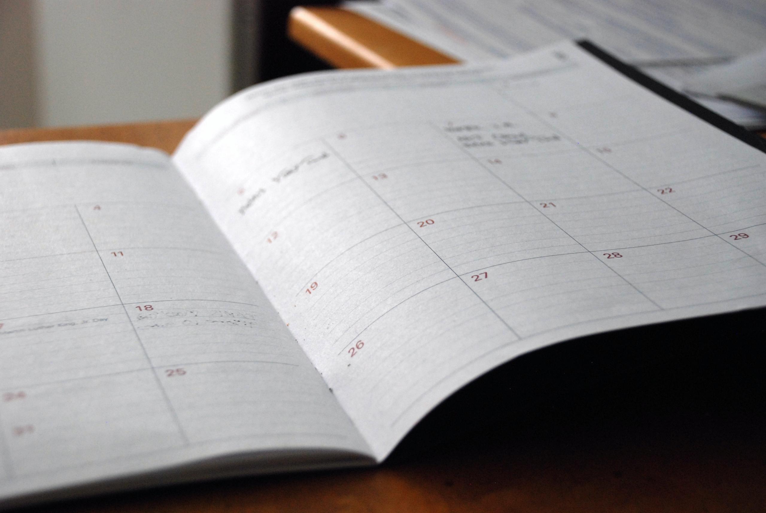 In einem aufgeschlagenen Monatskalender sind bisher nur wenige Termine eingetragen.