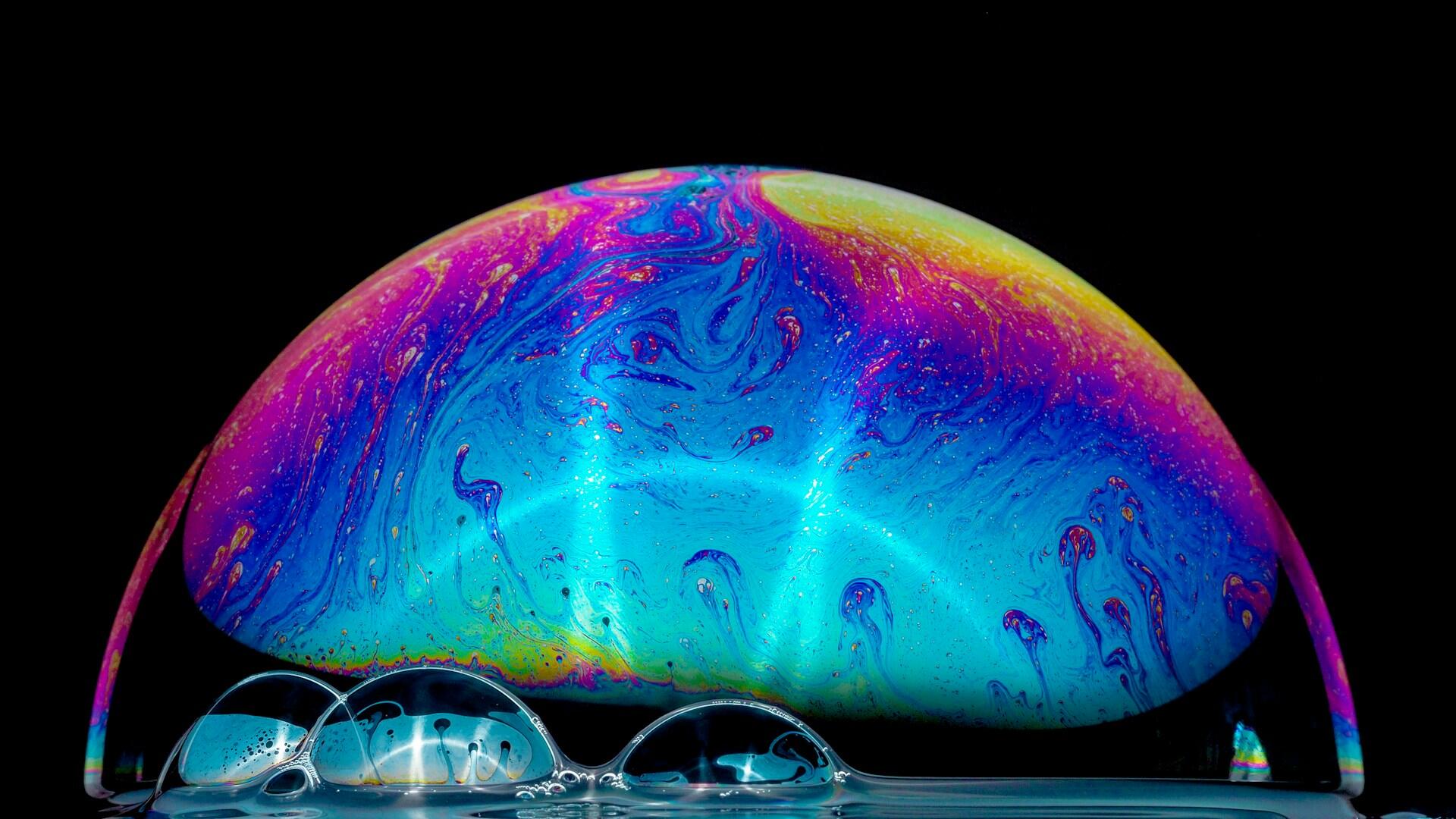 Eine bunte Seifenblase.