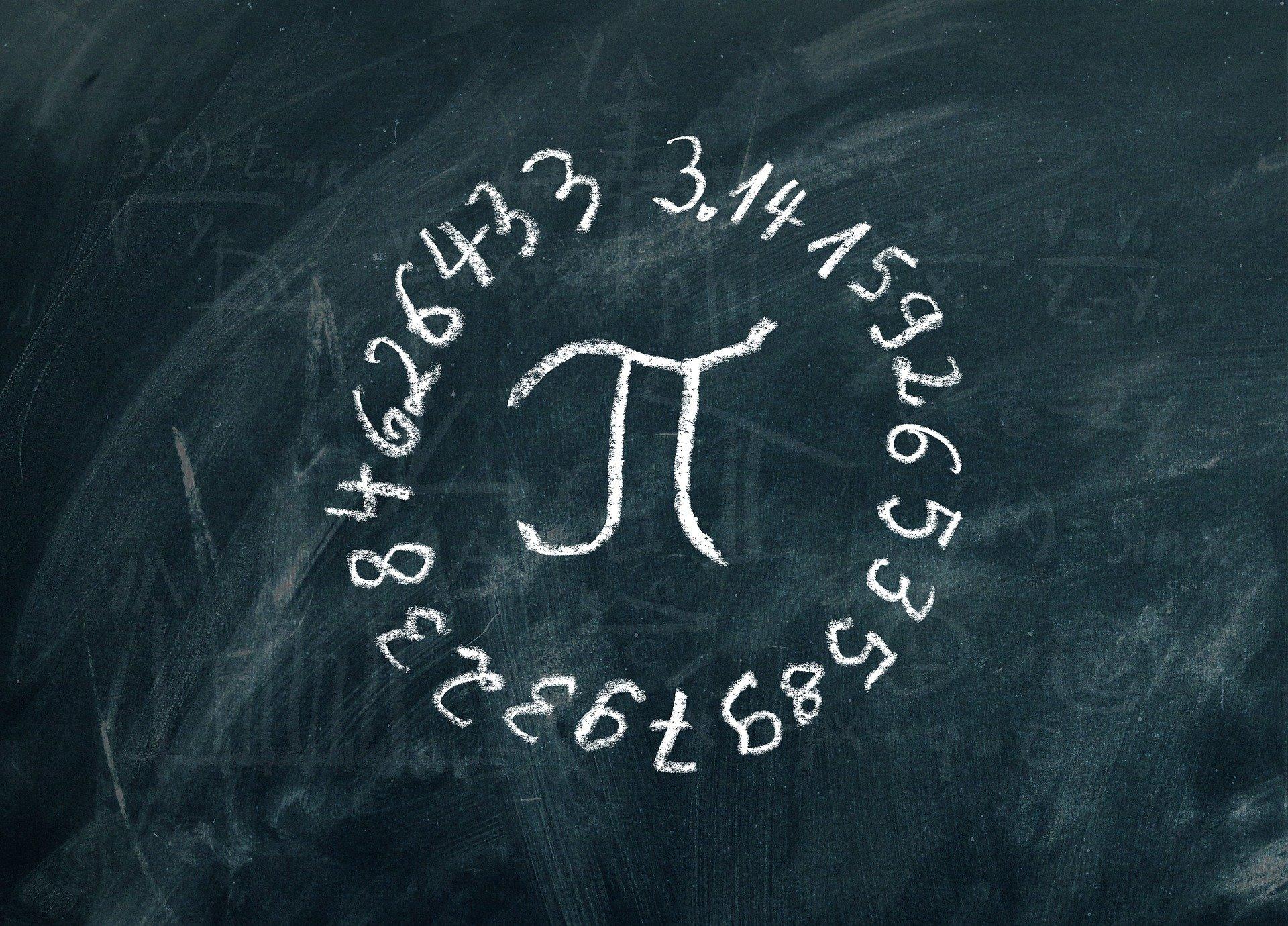 Auf einer schwarzen Tafel ist das Pi-Zeichen von seinen ersten 25 Stellen eingekreist.