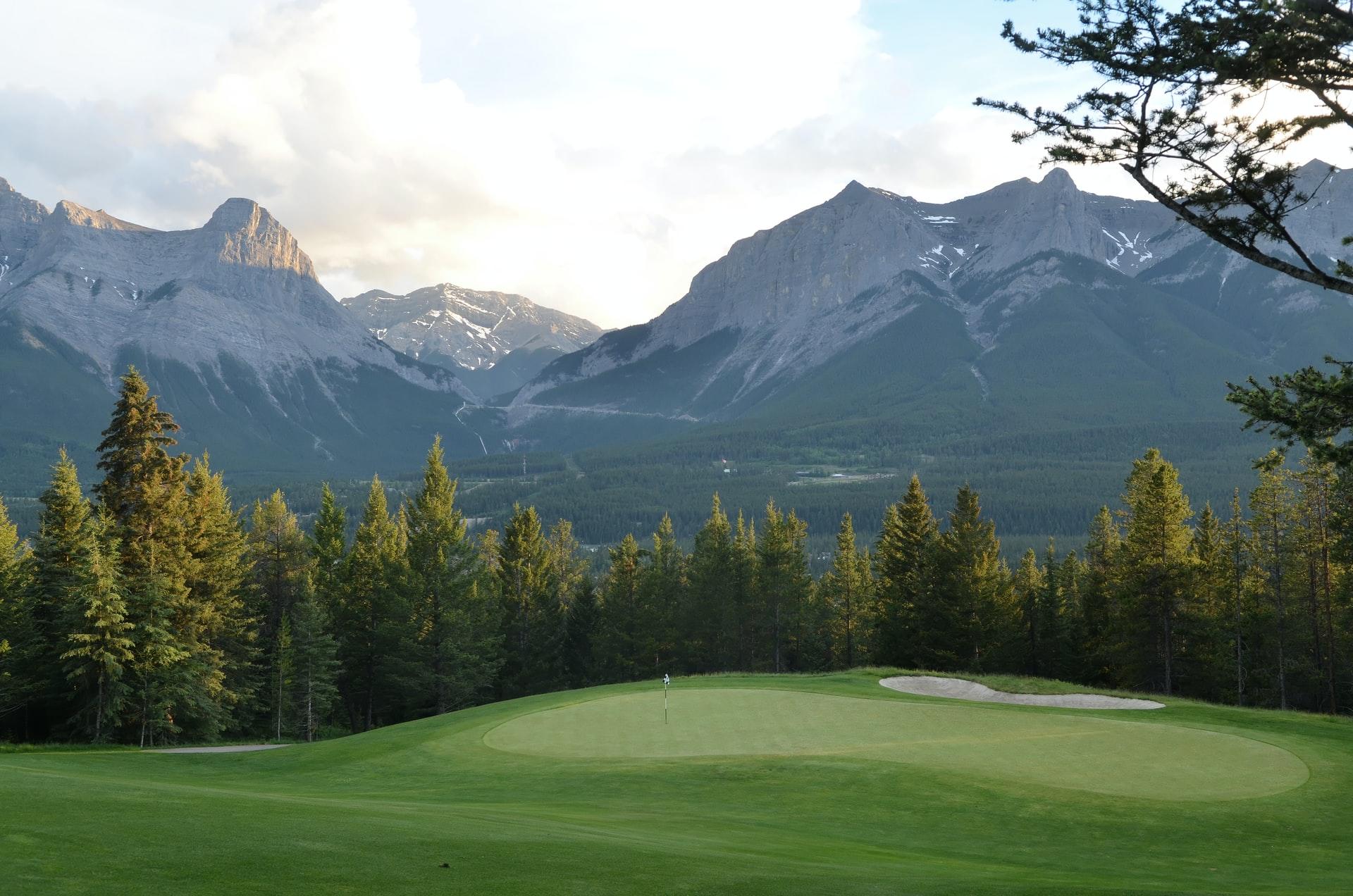Ein Golfplatz in schöner Lage vor dem Anblick der Alpen
