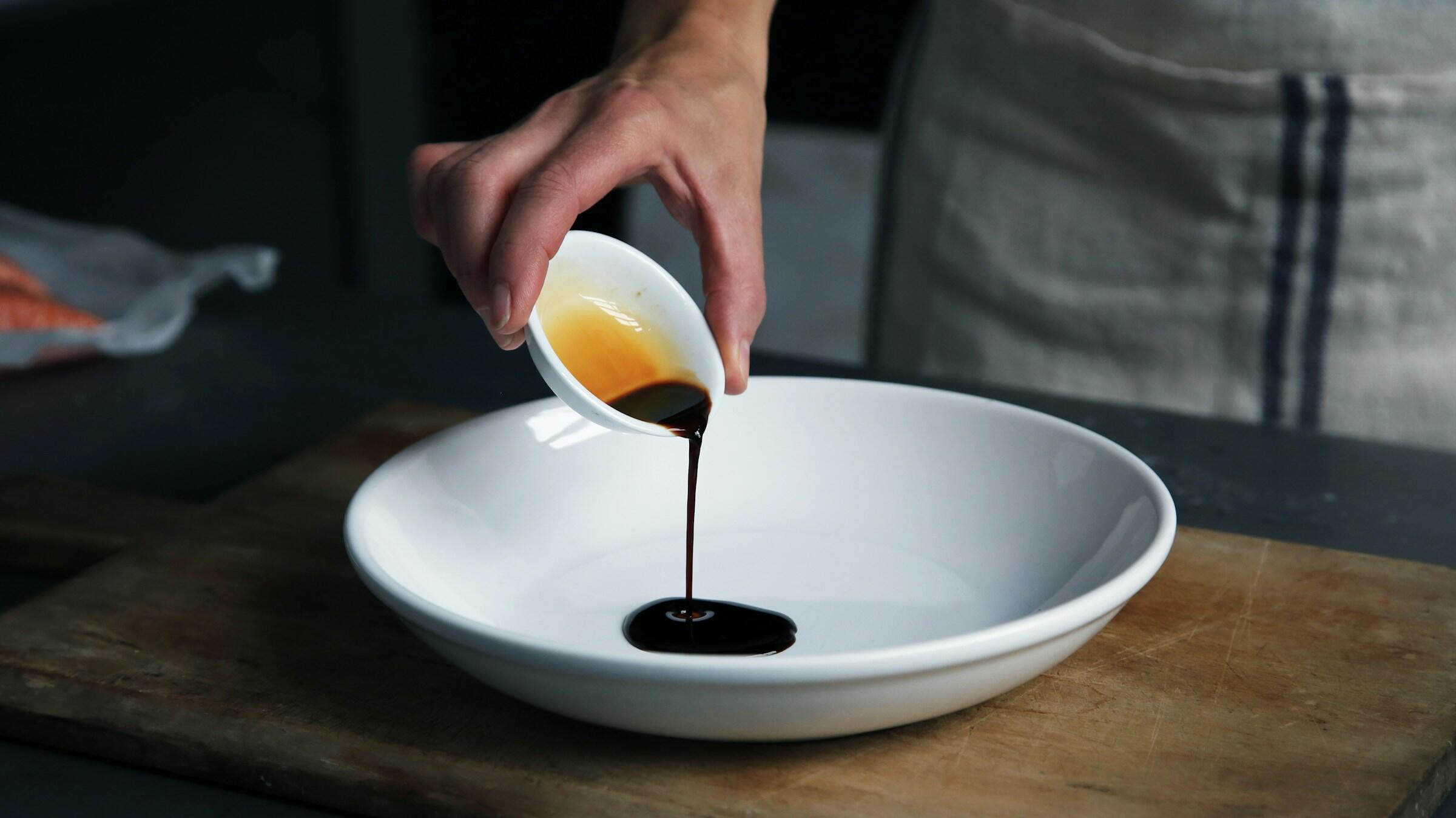 Balsamico-Essig in einer großen Schale.