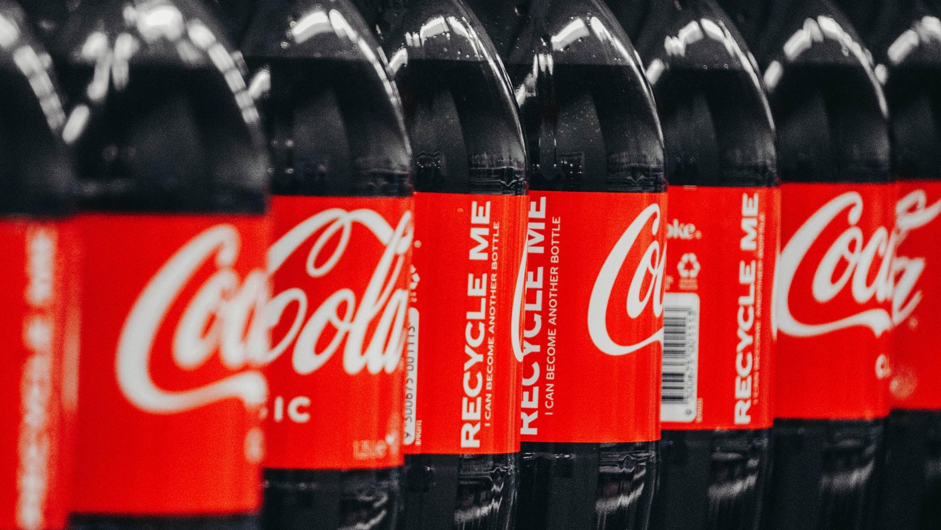 Für chemische Experimente eignet sich Coca Cola wie hier in einer Reihe in Großaufnahme auf die Etiketten.
