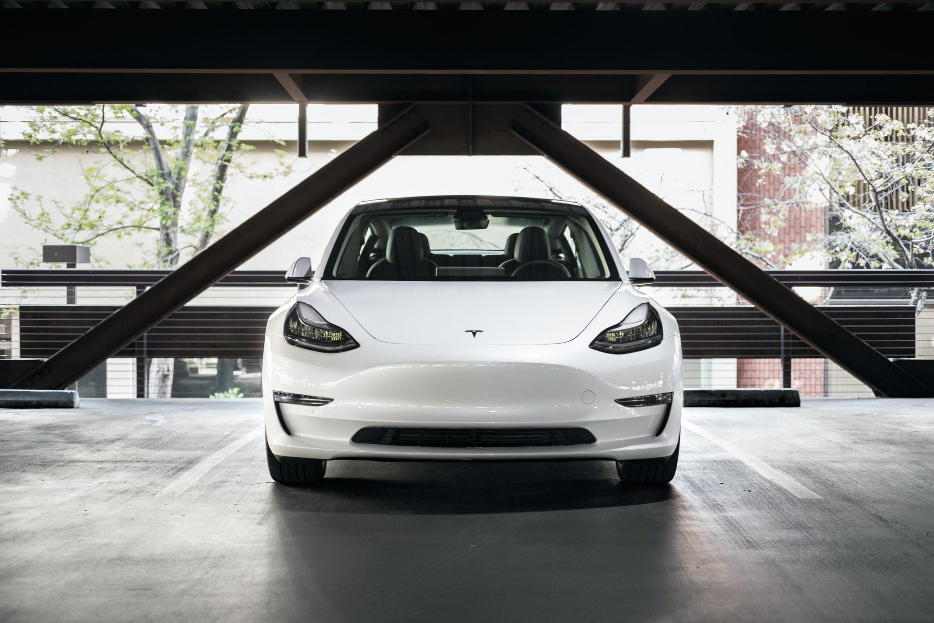 Chemie ist überall zu finden wie auch in diesem weißen von vorne fotografierten Tesla in einer Garage.