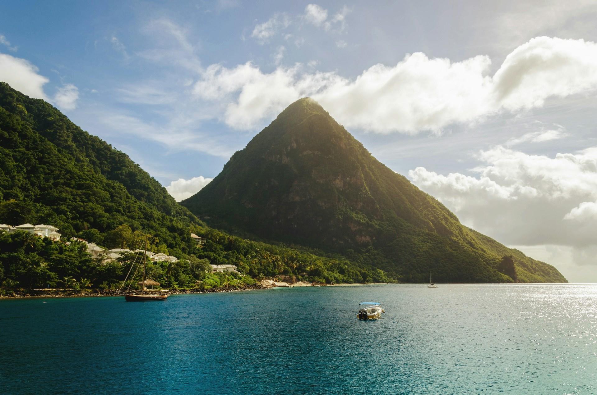 Insel mit Berg im Meer.