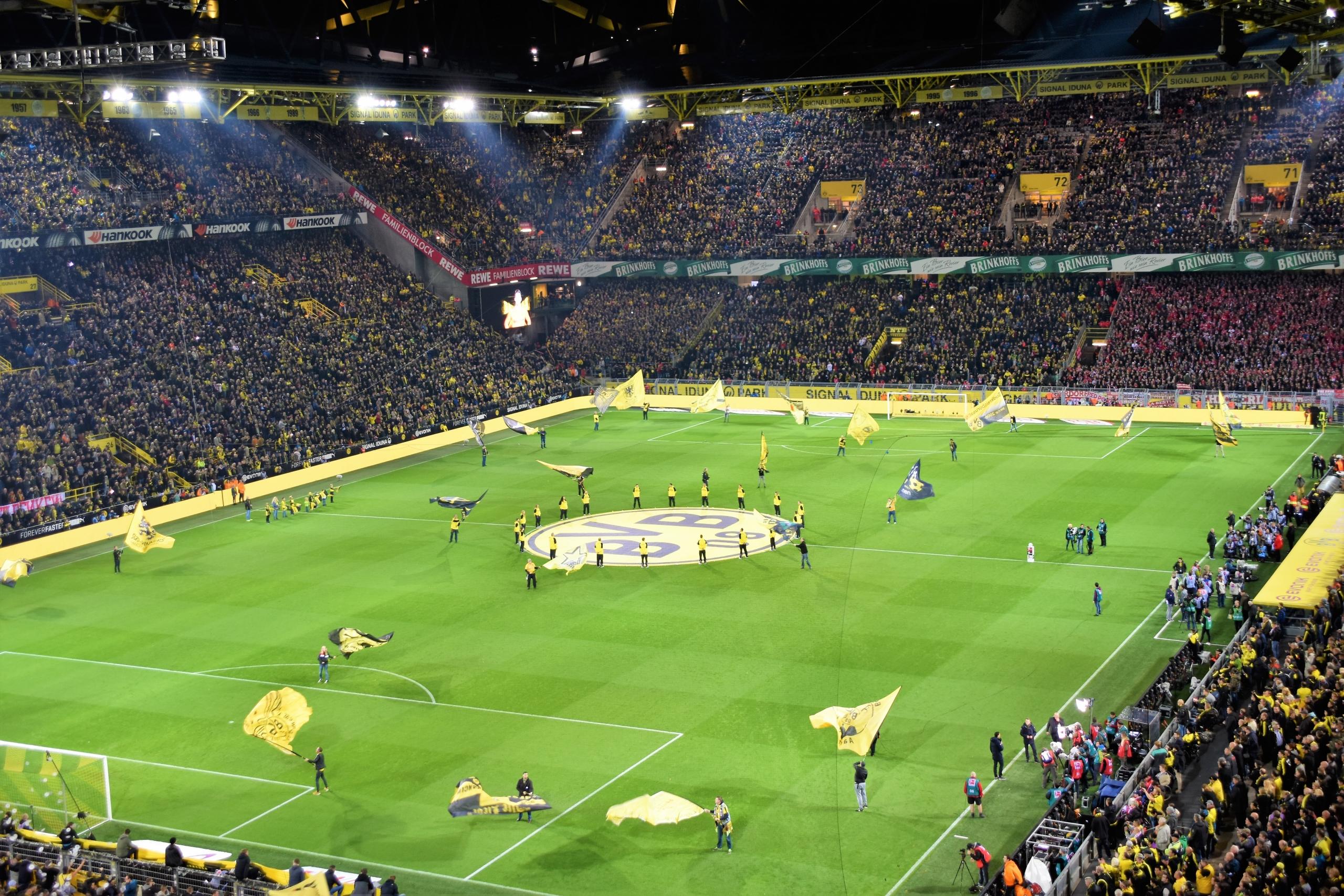 Der Signal-Iduna-Park bei vollen Rängen vor einem Fußballspiel. In derselben Stadt wurde vor 60 Jahren die Bundesliga gegründet.