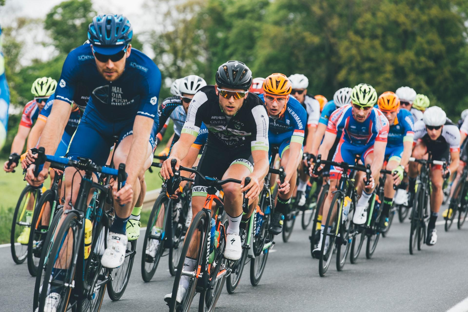 Radrennfahrer auf einer Tour von vorne fotografiert.
