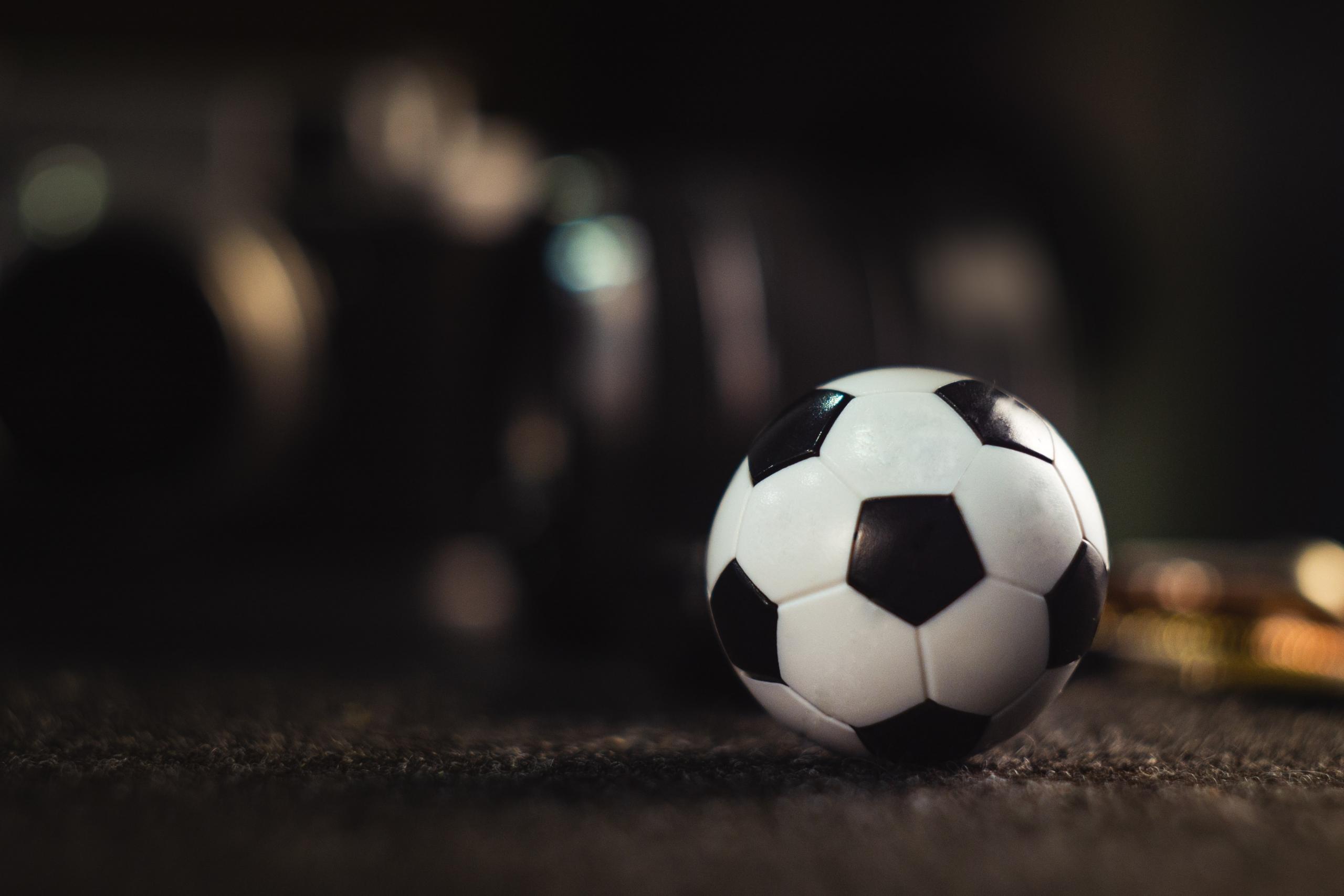 Ein klassischer Fußball liegt bewegungslos auf dem Asphalt. Egal ob beim Bolzen auf der Straße oder in der Champions League, im Fußball müssen die Rollen der Spieler gut verteilt sein.