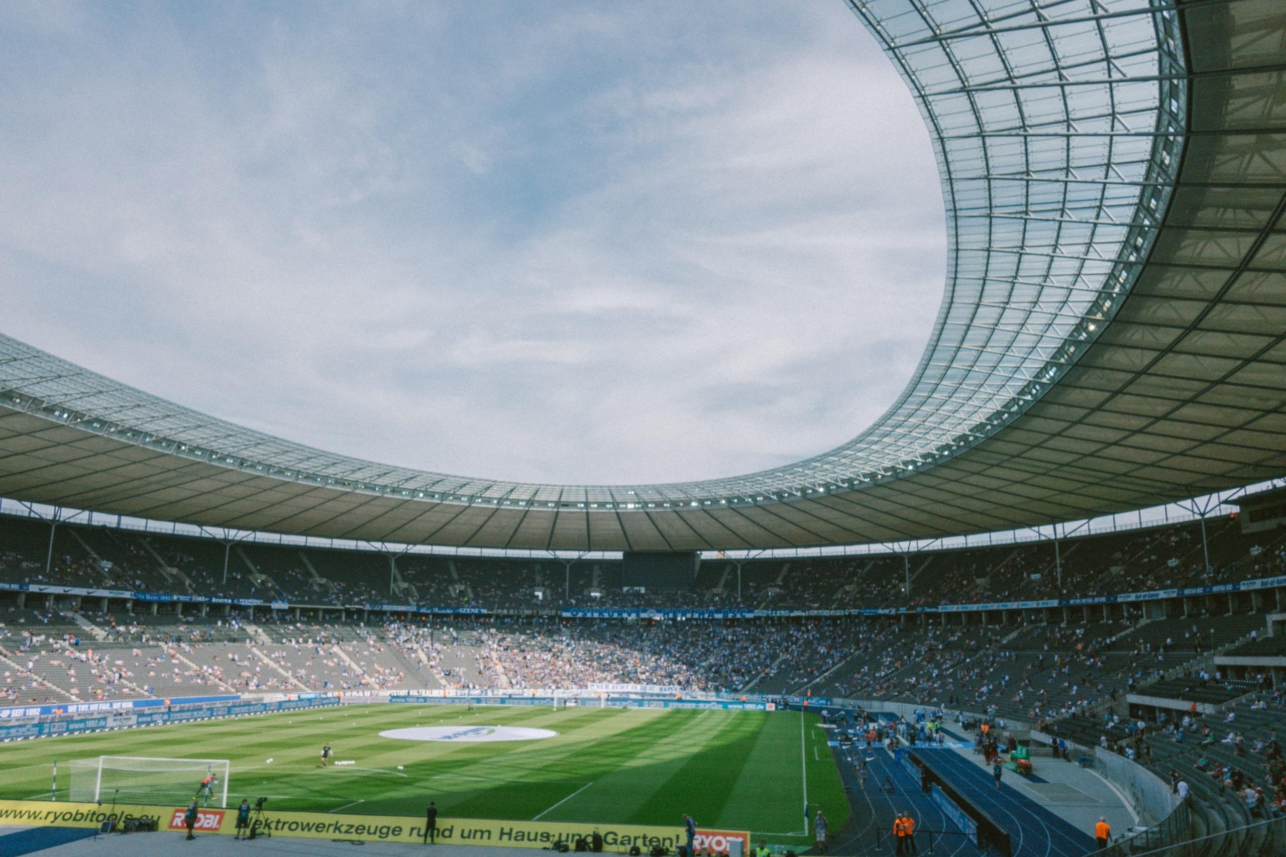 Das Olympiastadion in Berlin vor einem Heimspiel der Hertha BSC Berlin. Der Verein war einer der Gründungsmitglieder der Bundesliga.