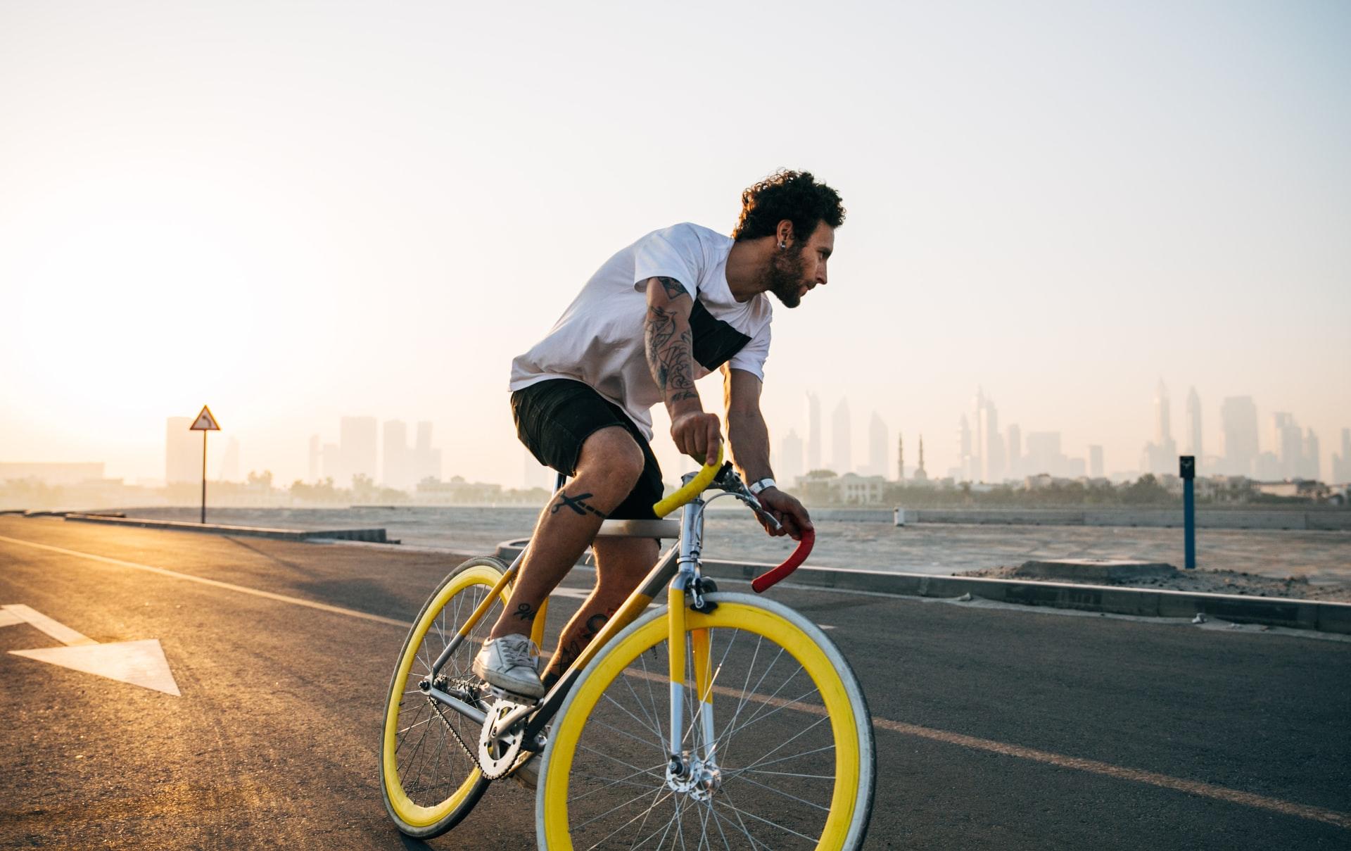Würdest du auch gerne wie dieser junge Mann auf einem Single Speed die Meeresküsten von Frankreich abfahren?