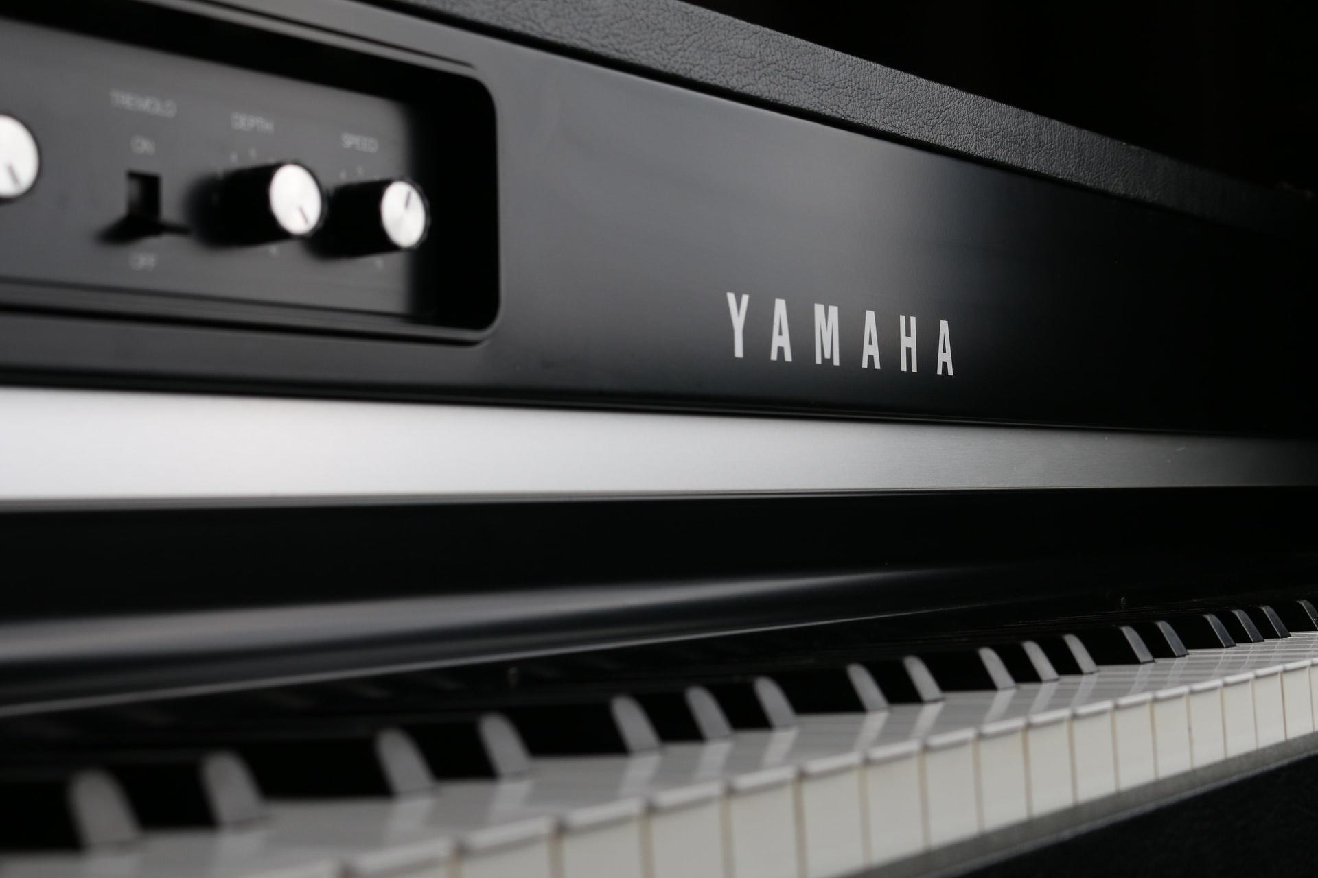 Über den Tasten eines Digitalpianos der Marke Yamaha sind die Einstellungsknöpfe angebracht: