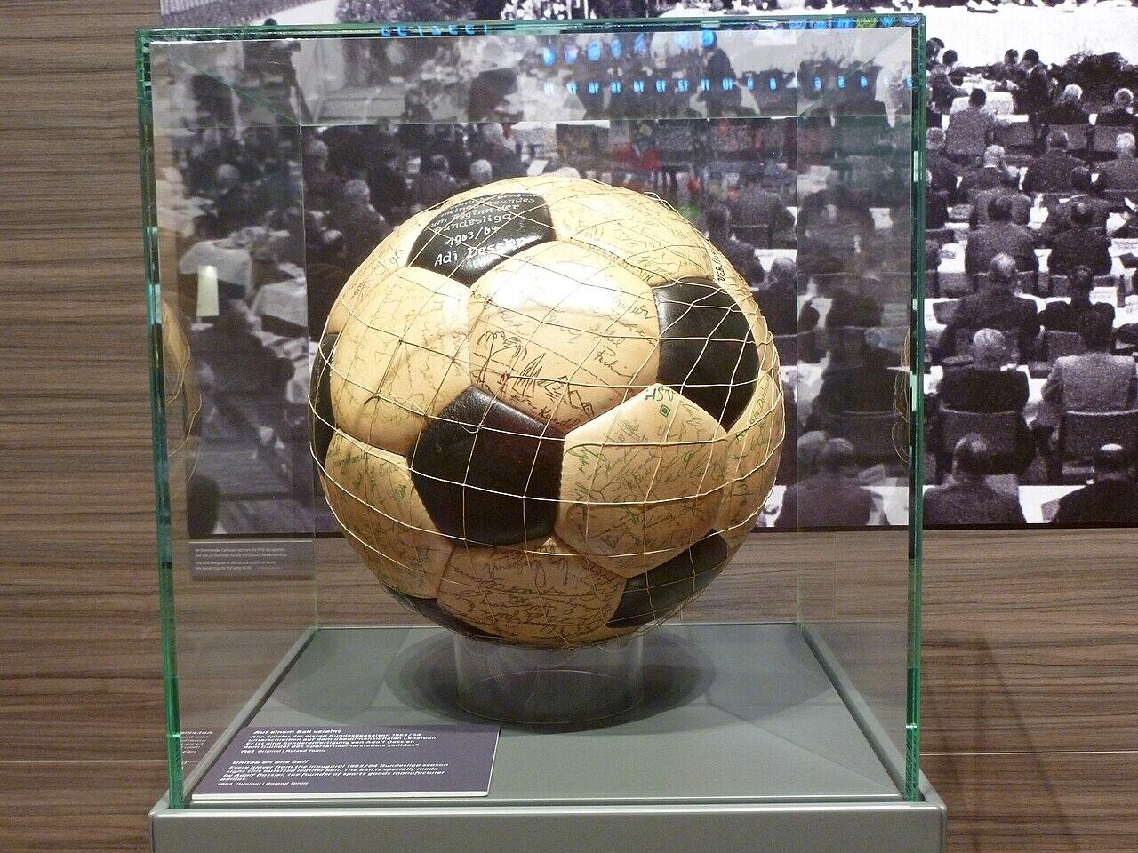 Sonderanfertigung eines Fußballes von Adi Dassler mit den Unterschriften aller Spieler der ersten Fußball-Bundesligasaison 1963/64