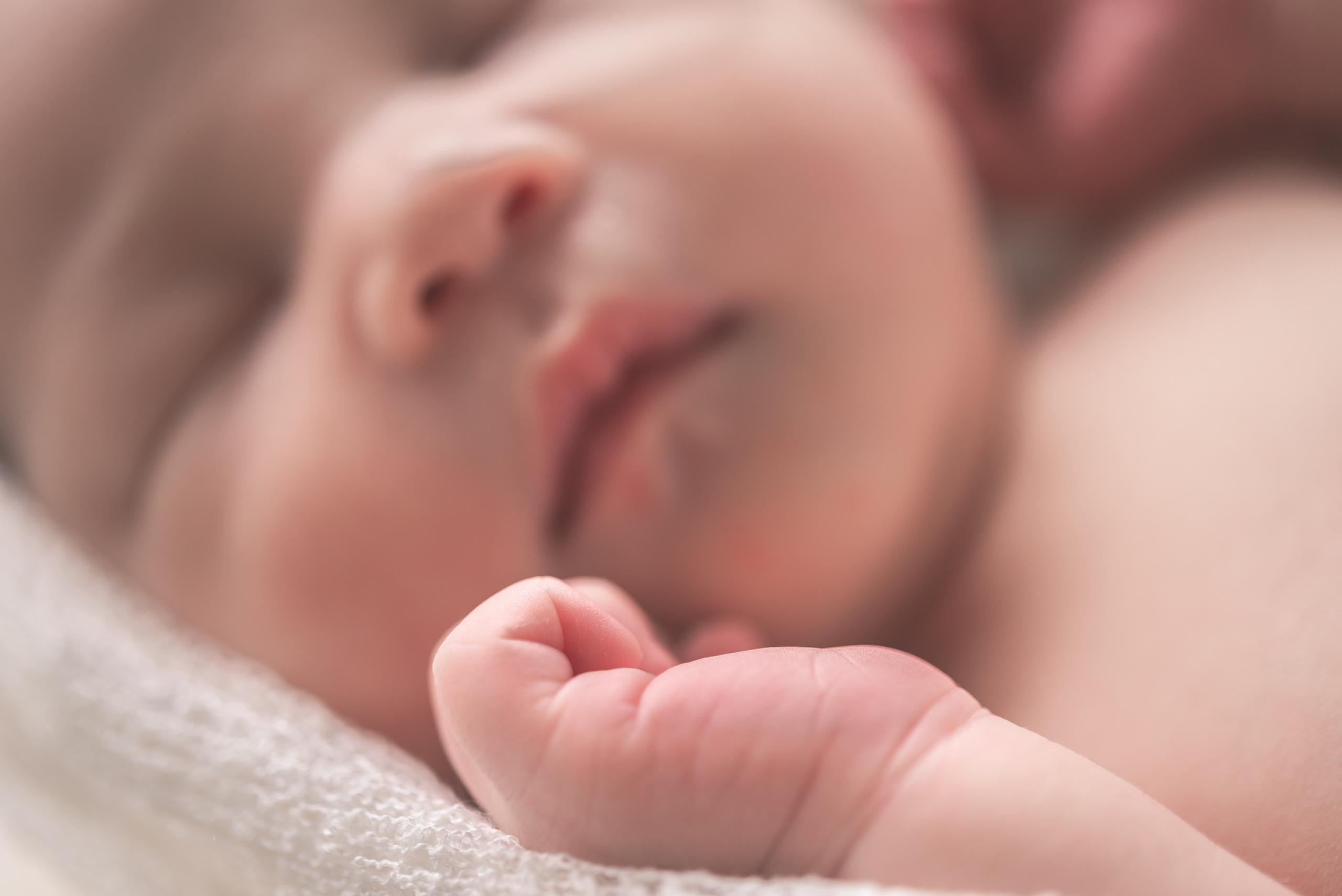 Das Gesicht eines rosigen, schlafenden Babys.