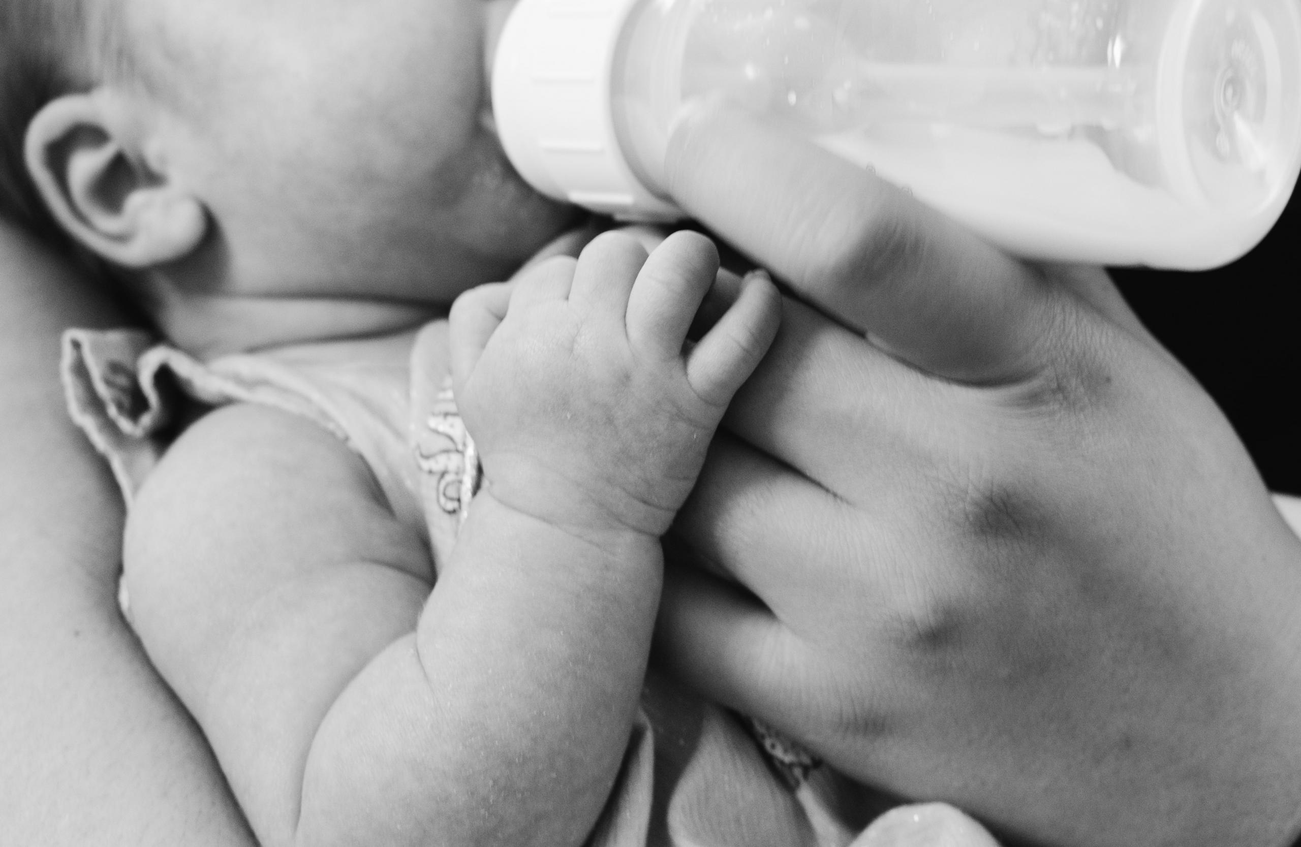 Ein Baby wird mit einem Milchfläschchen gefüttert.
