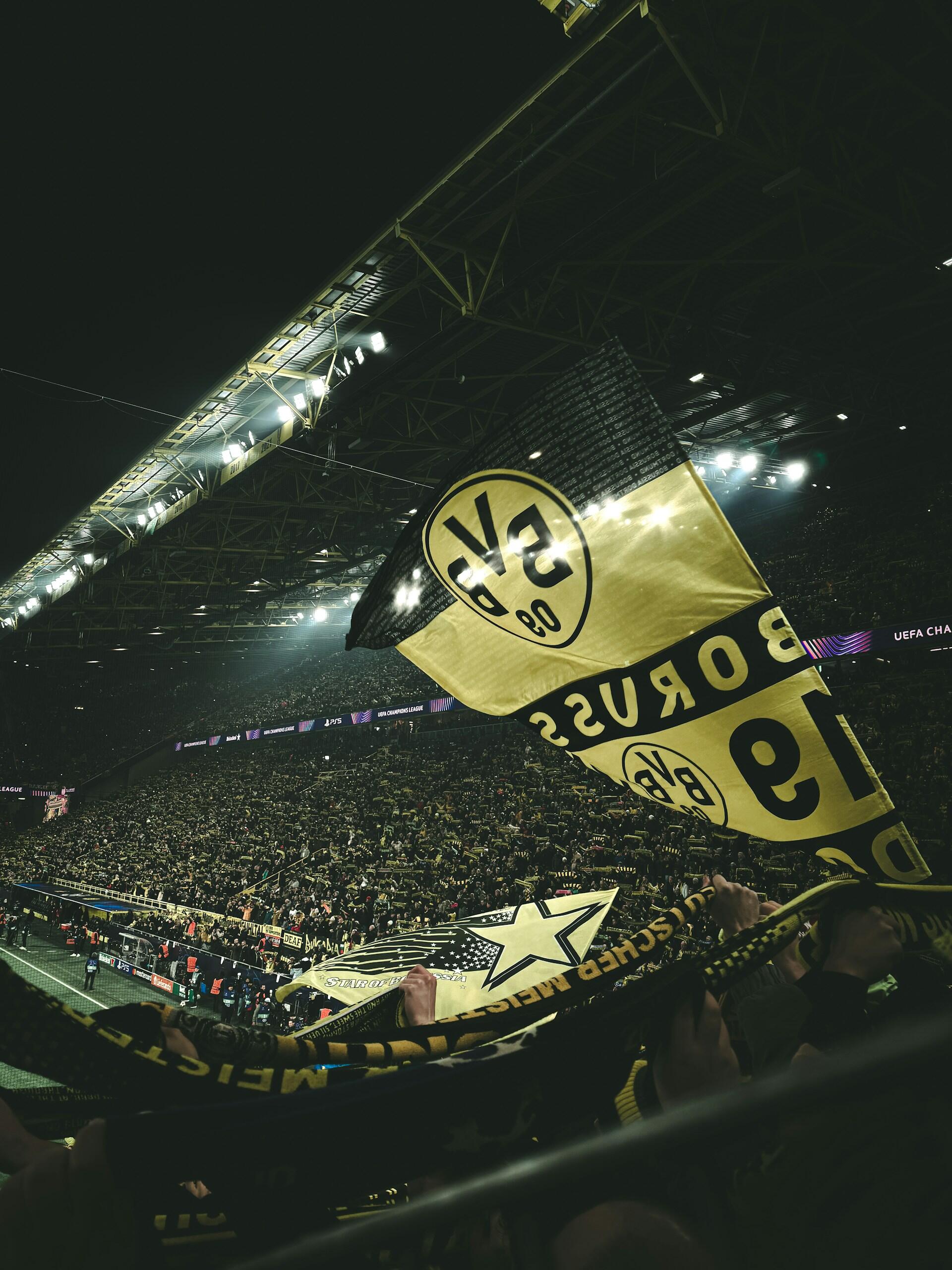 Eine Borussia Fahne im Stadion.