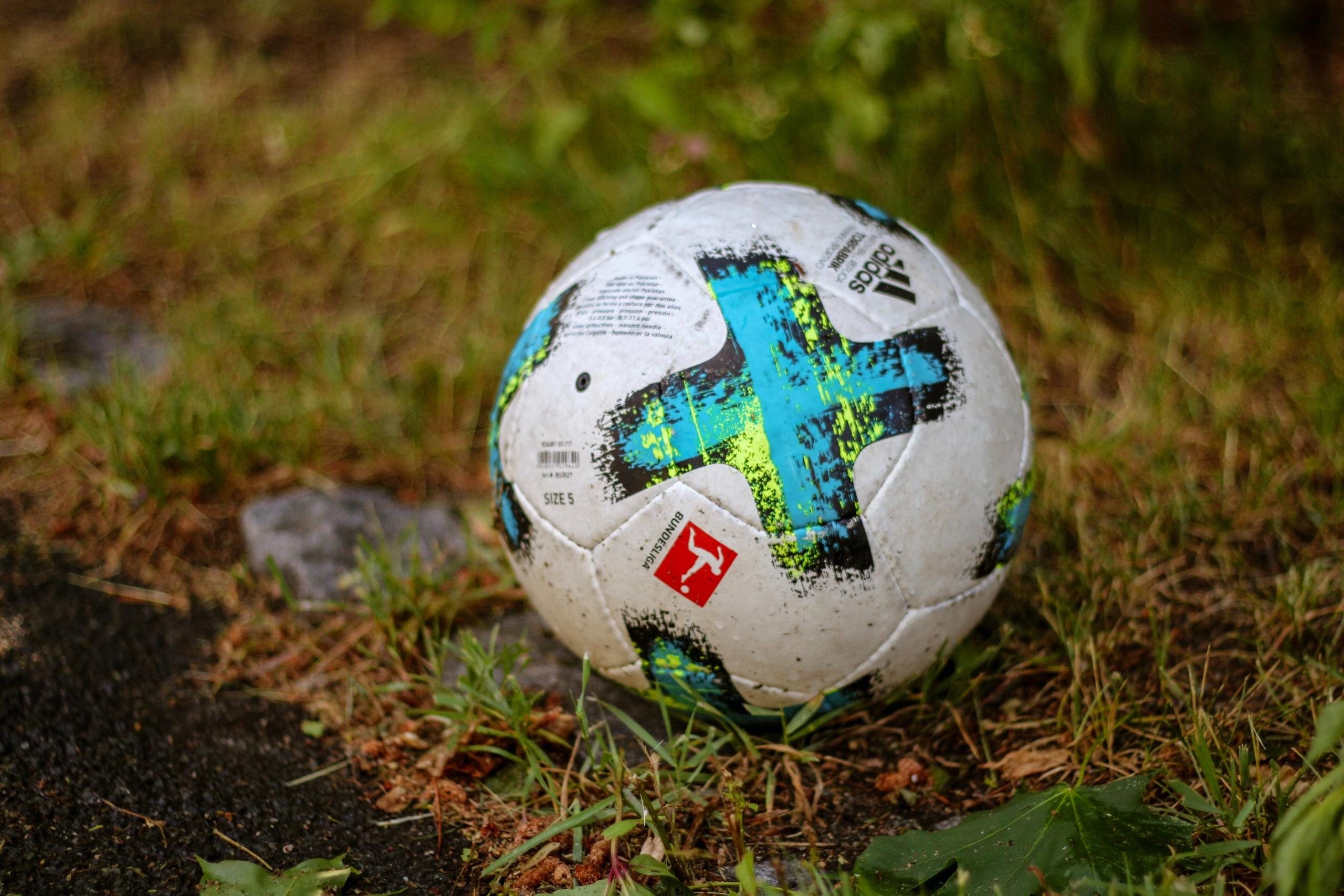 Der Ball der Fußball-Bundesliga in einer Nahaufnahme. Seit Jahrzehnten symbolisiert er die Träume aller Vereine, den wichtigsten Erfolg im deutschen Fußball zu erzielen: Die Meisterschaft.