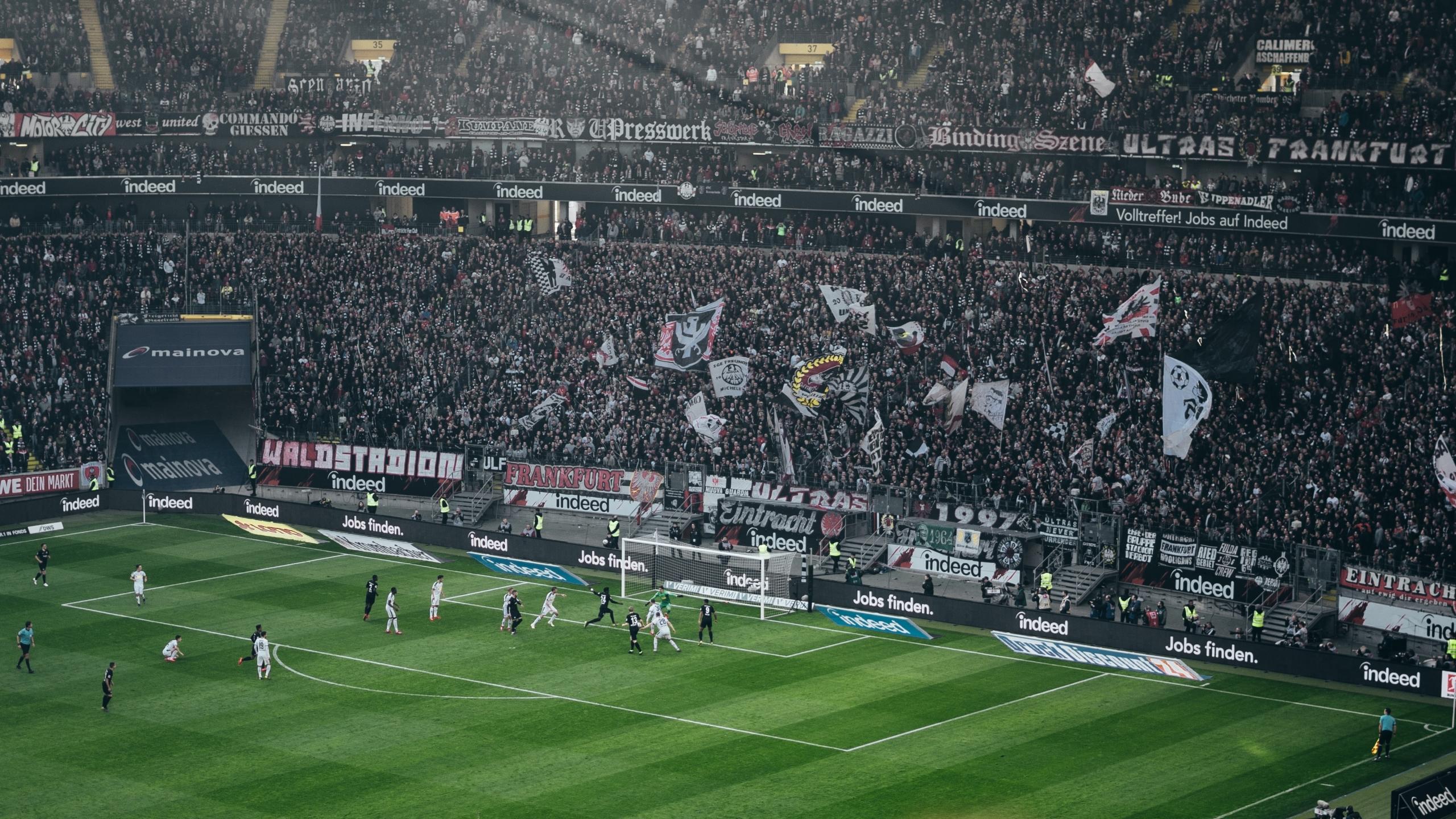 Die Fankurve der Eintracht Frankfurt während eines Spiels.