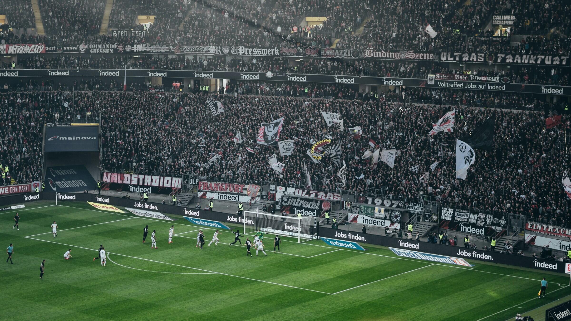 Eintracht Frankfurts Kurve.