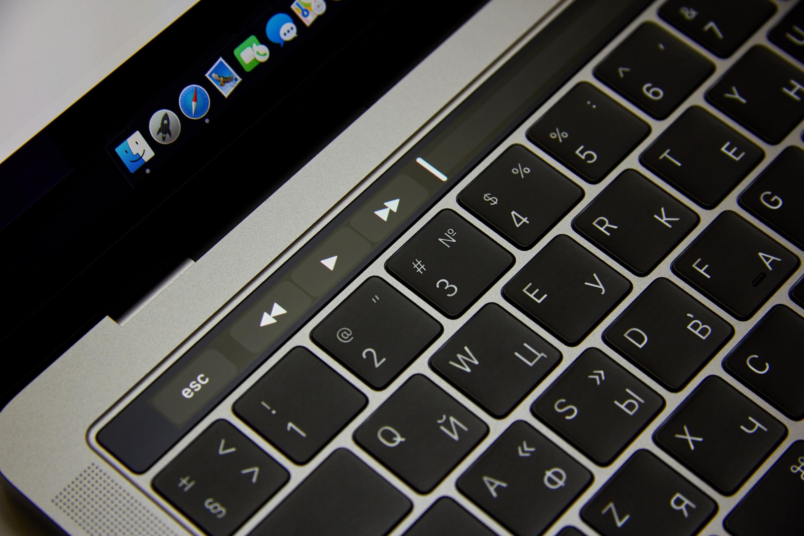 Auf dieser Laptop-Tastatur sind die Buchstaben sowohl in kyrillischer als auch lateinischer Schrift.