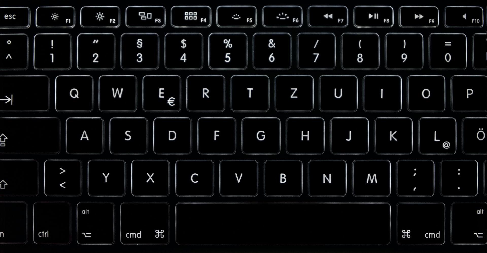 Auf einer schwarzen QWERTZ-Tastatur sind die Buchstaben in weiß abgebildet.