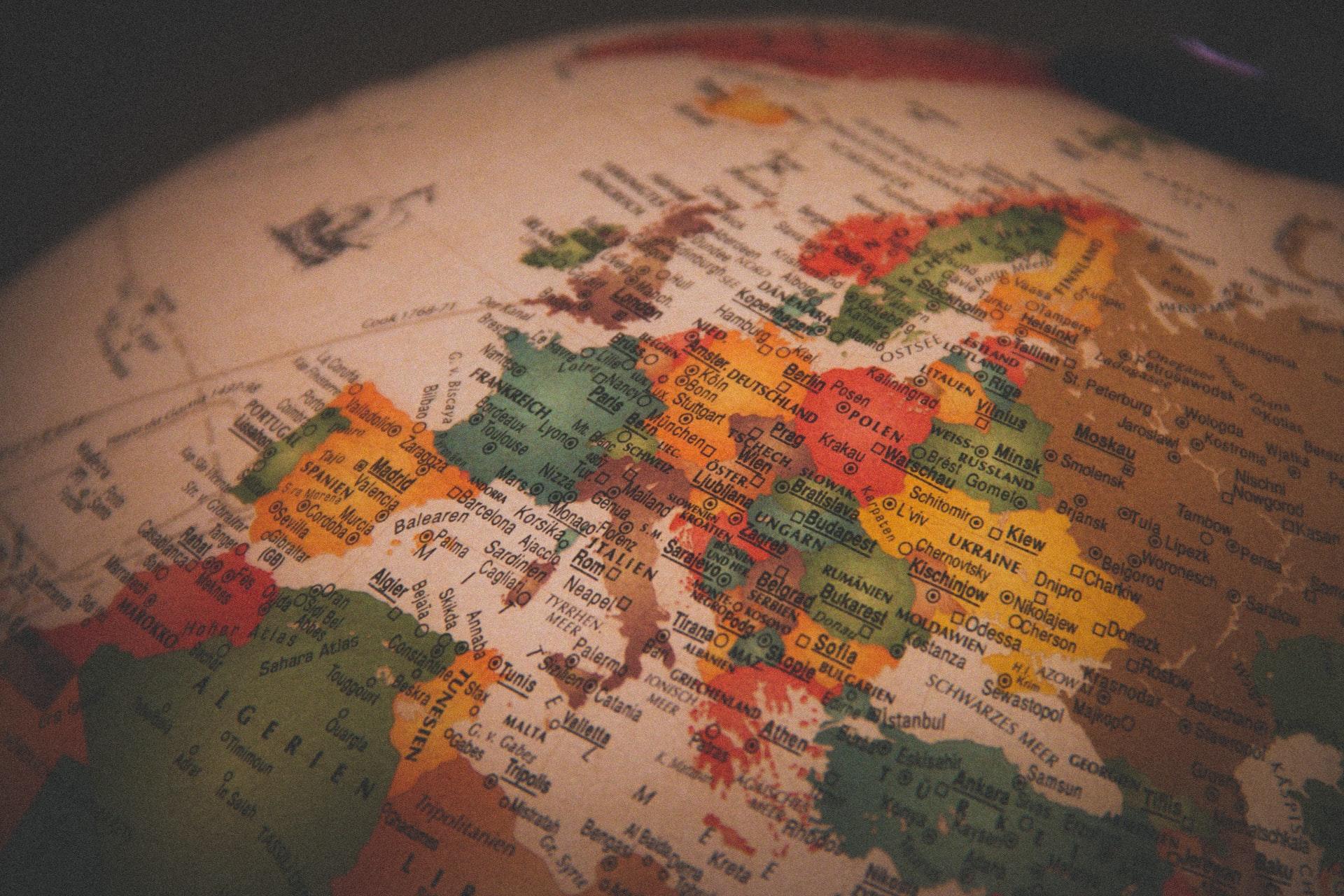 Auf einem weißen Globus sind alle Länder Europas mit einer anderen Farbe dargestellt.
