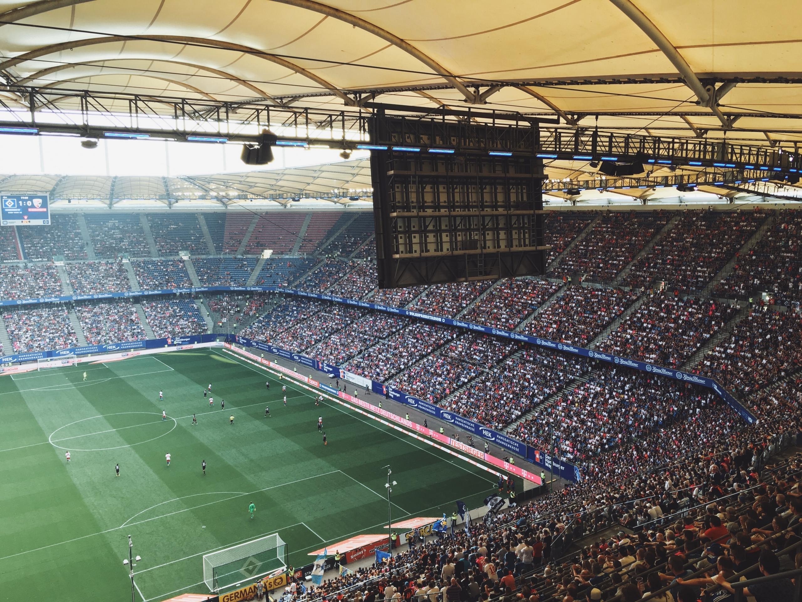 Das volle Hamburger Volksparkstadion während eines Fußballspiels. Lange Zeit war der HSV der einzige Verein der Bundesliga, der nie in der 2. Liga spielen musste.