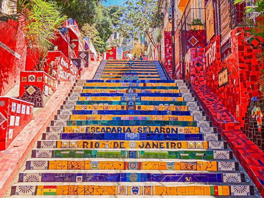 Bunt gekachelte Treppe in Rio de Janeiro.