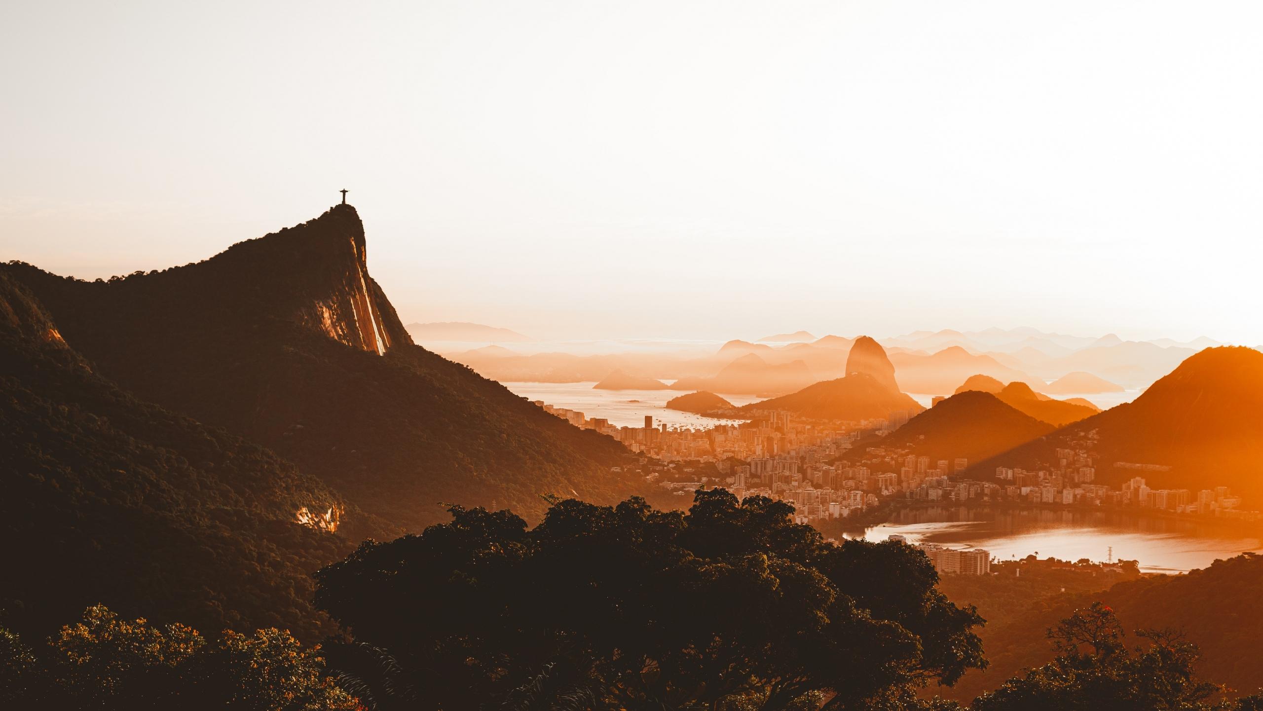 Blick auf Rio im Sonnenuntergang, links Christus der Erlöser, rechts der Zuckerhut.