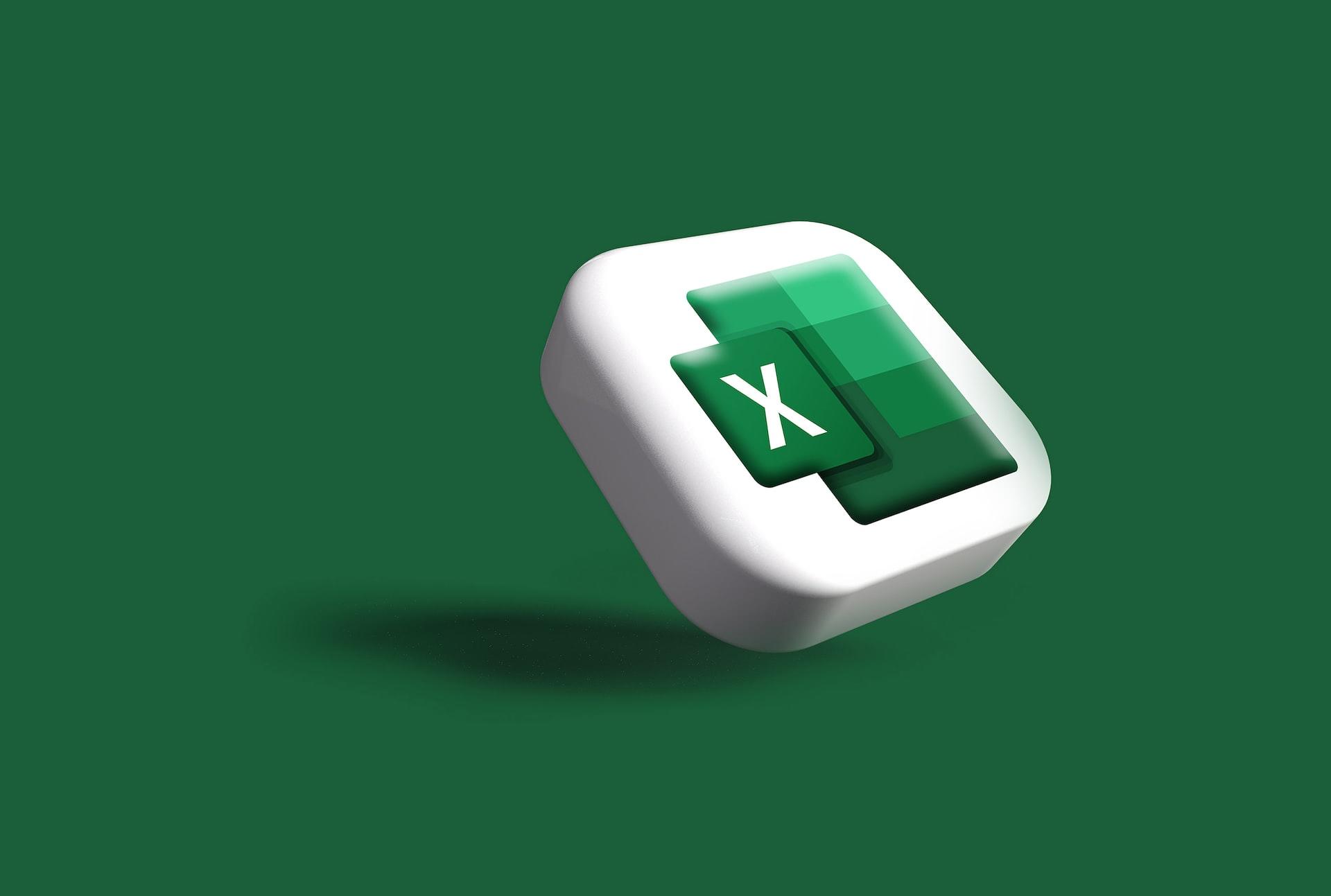 Das Excel-Logo steht schief auf grünem Hintergrund und wirft einen Schatten.