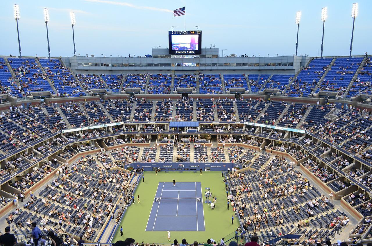 Blick über das Arthur Ashe Stadium in New York City während eines Tennismatches