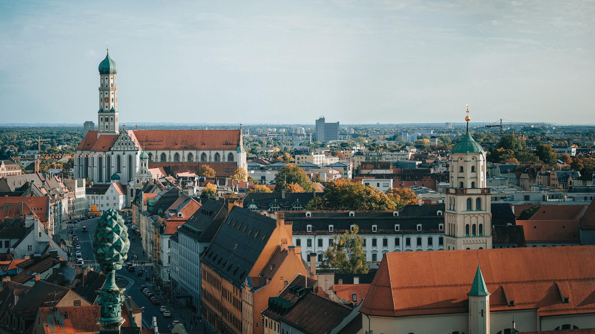 Die Stadt München wird mit der Marienkirche von oben gezeigt. 