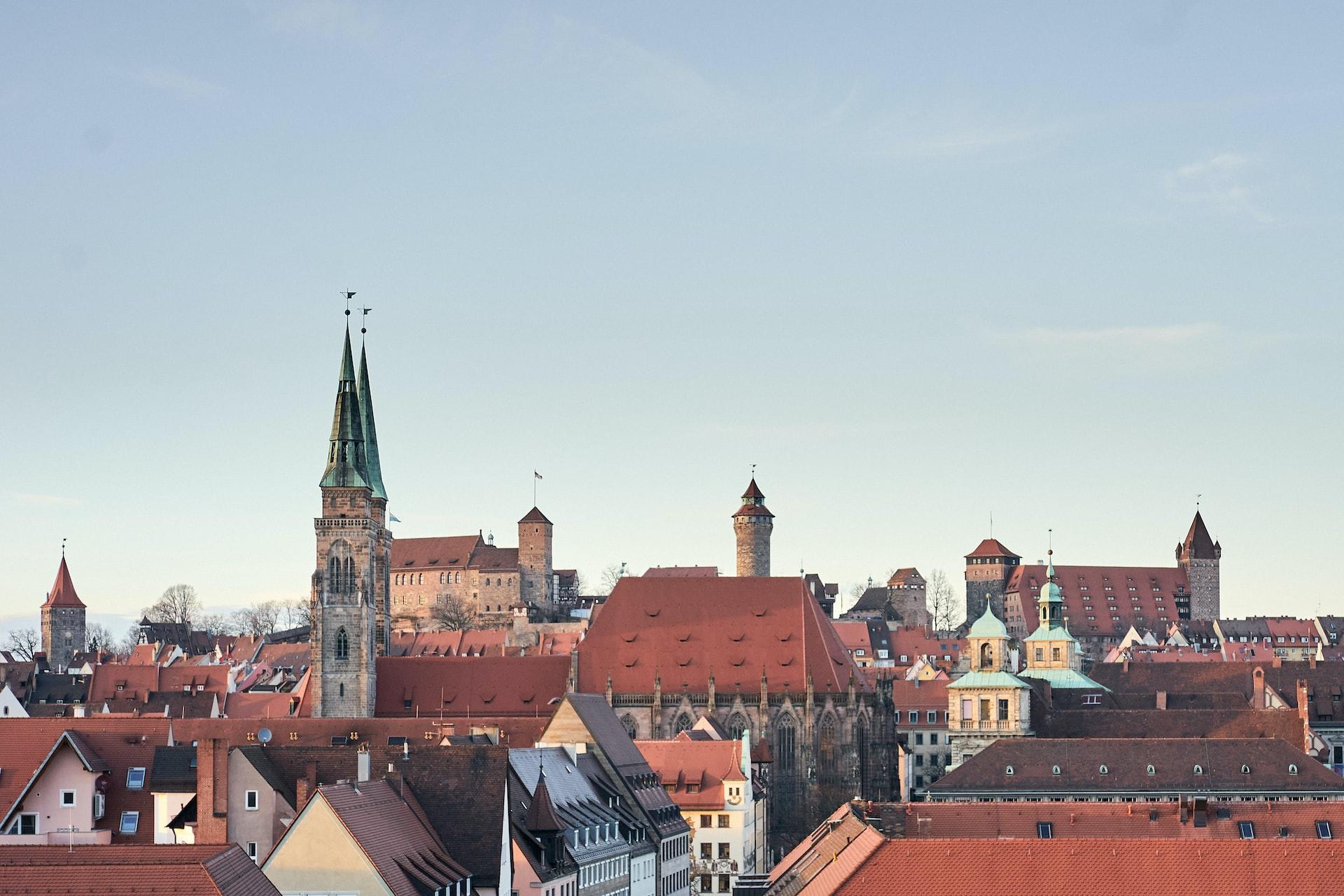 Die Altstadt von Nürnberg mit einer Kirche von oben.