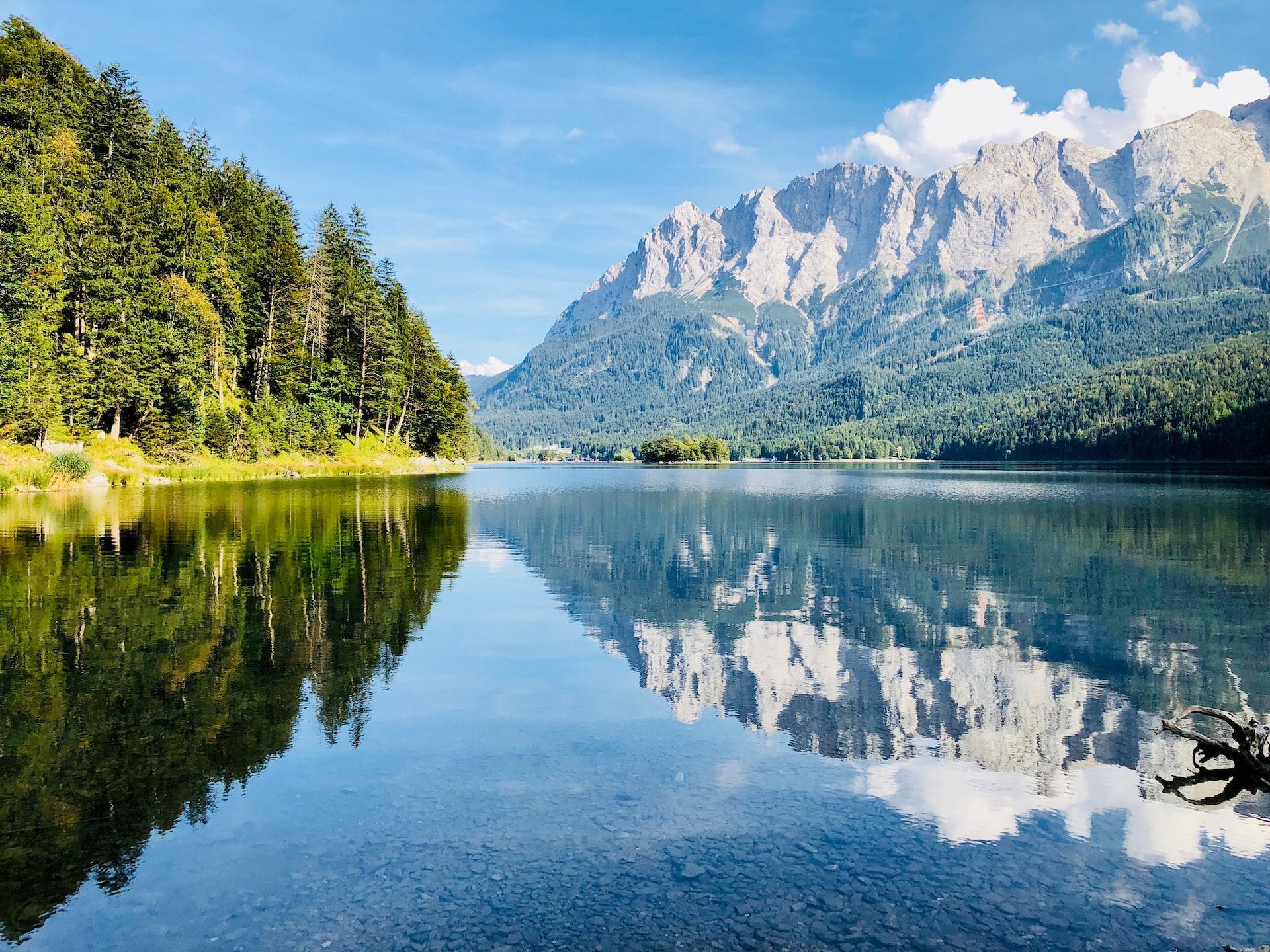 Ein Gebirge spiegelt sich in einem See.