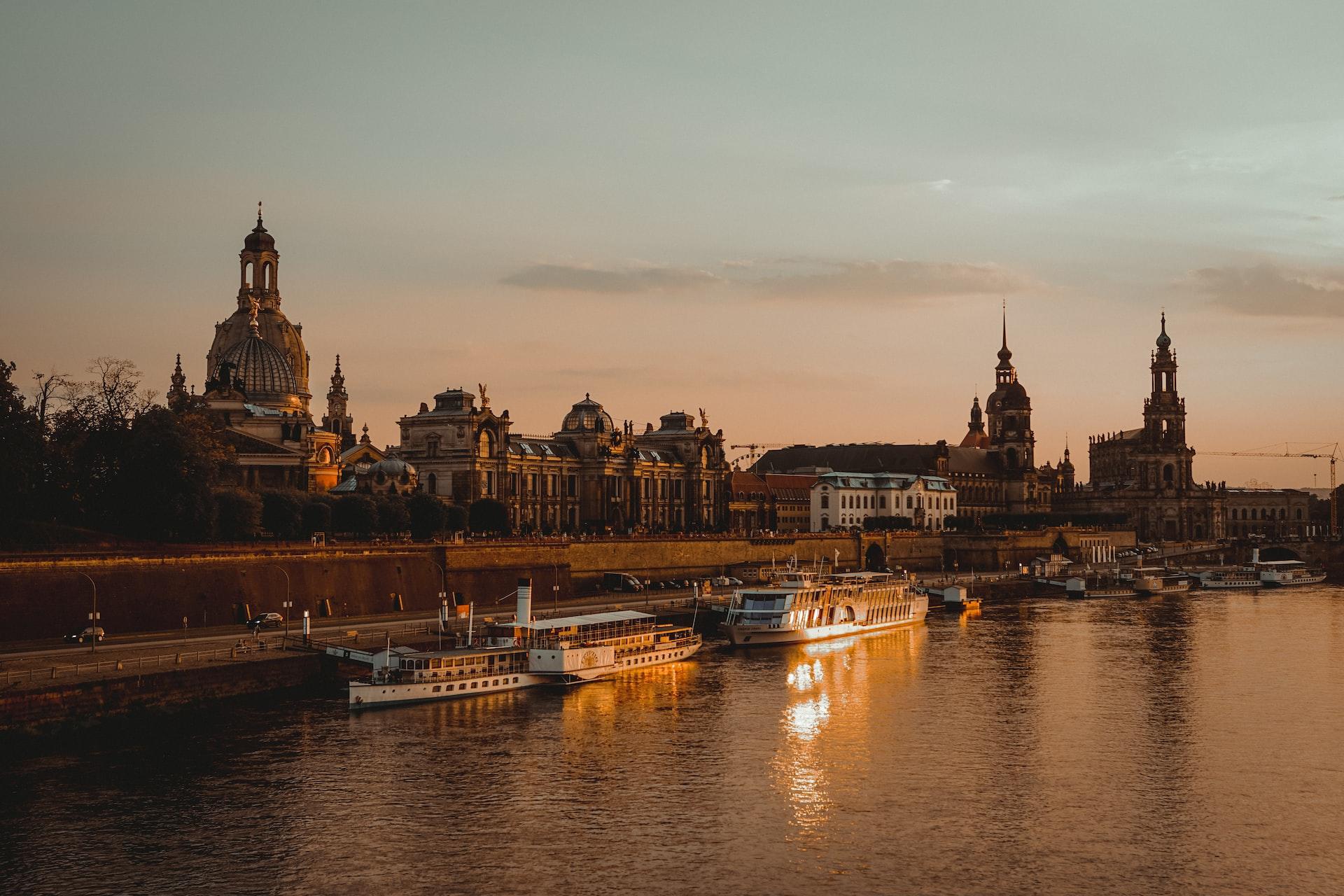 Blick auf einen Fluss und im Hintergrund sind Gebäude von Dresden zu sehen. 