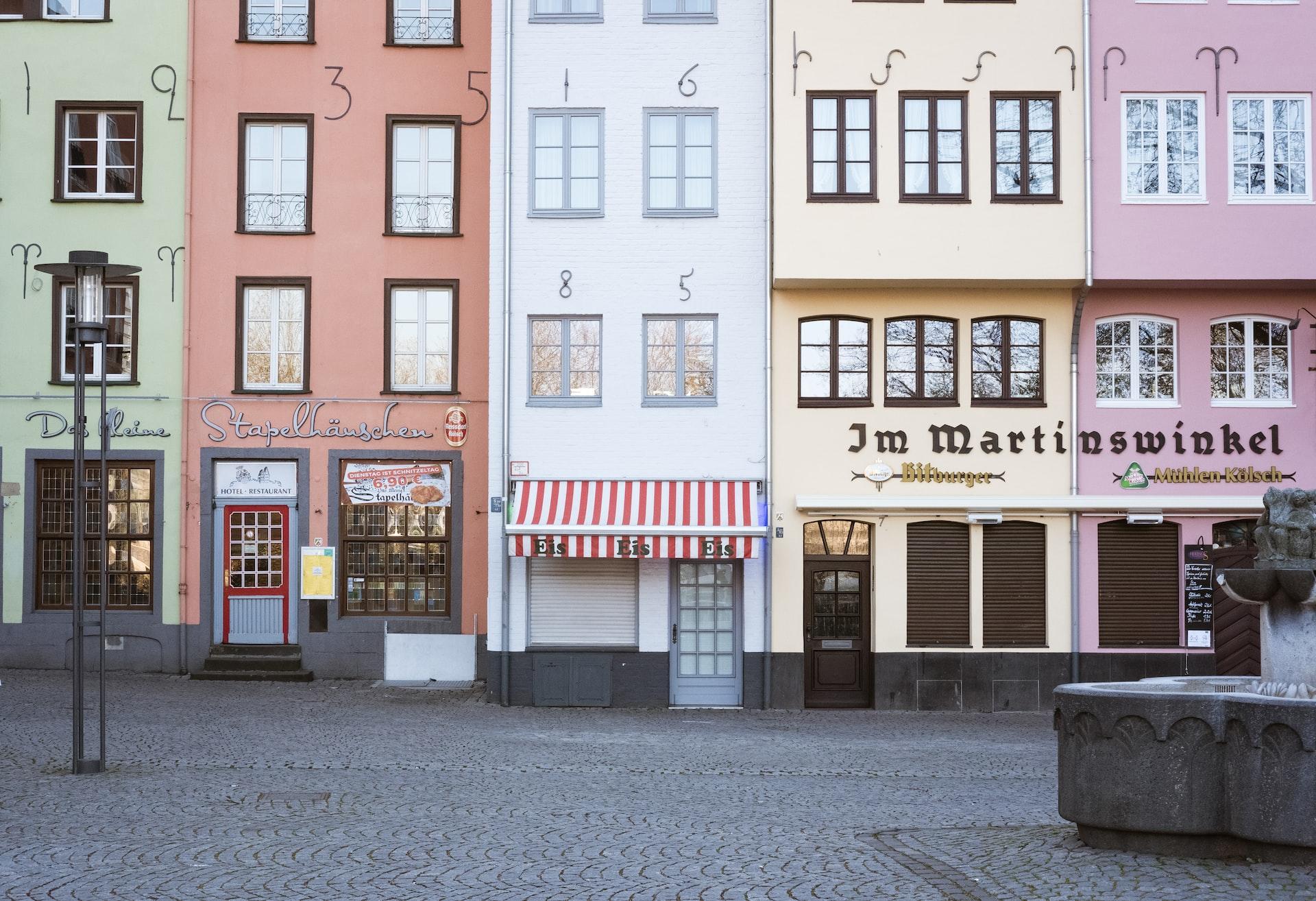 Geschlossene Geschäfte in der Altstadt von Köln.