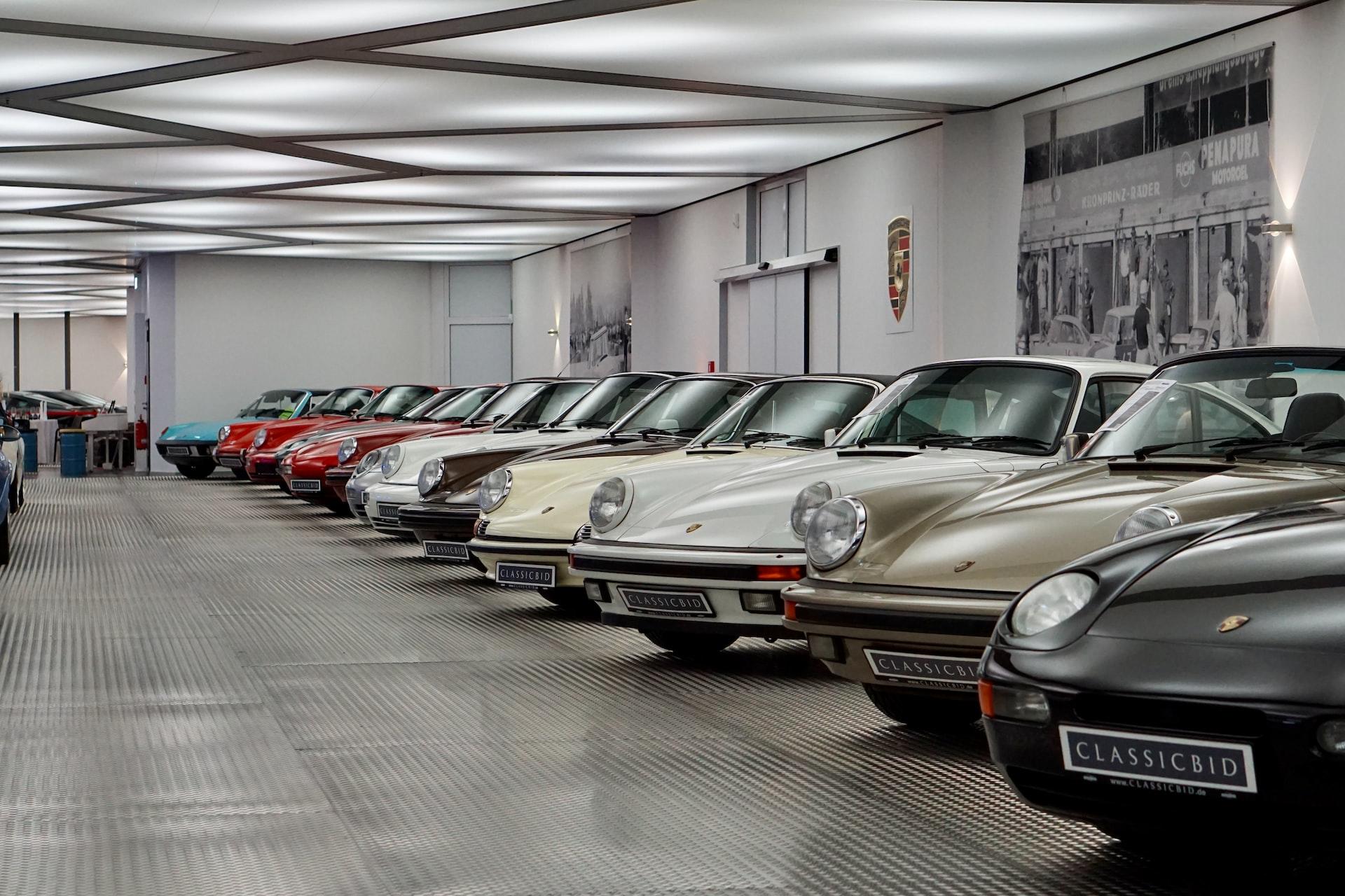 In einem Autohaus stehen viele Autos in einer Reihe. 
