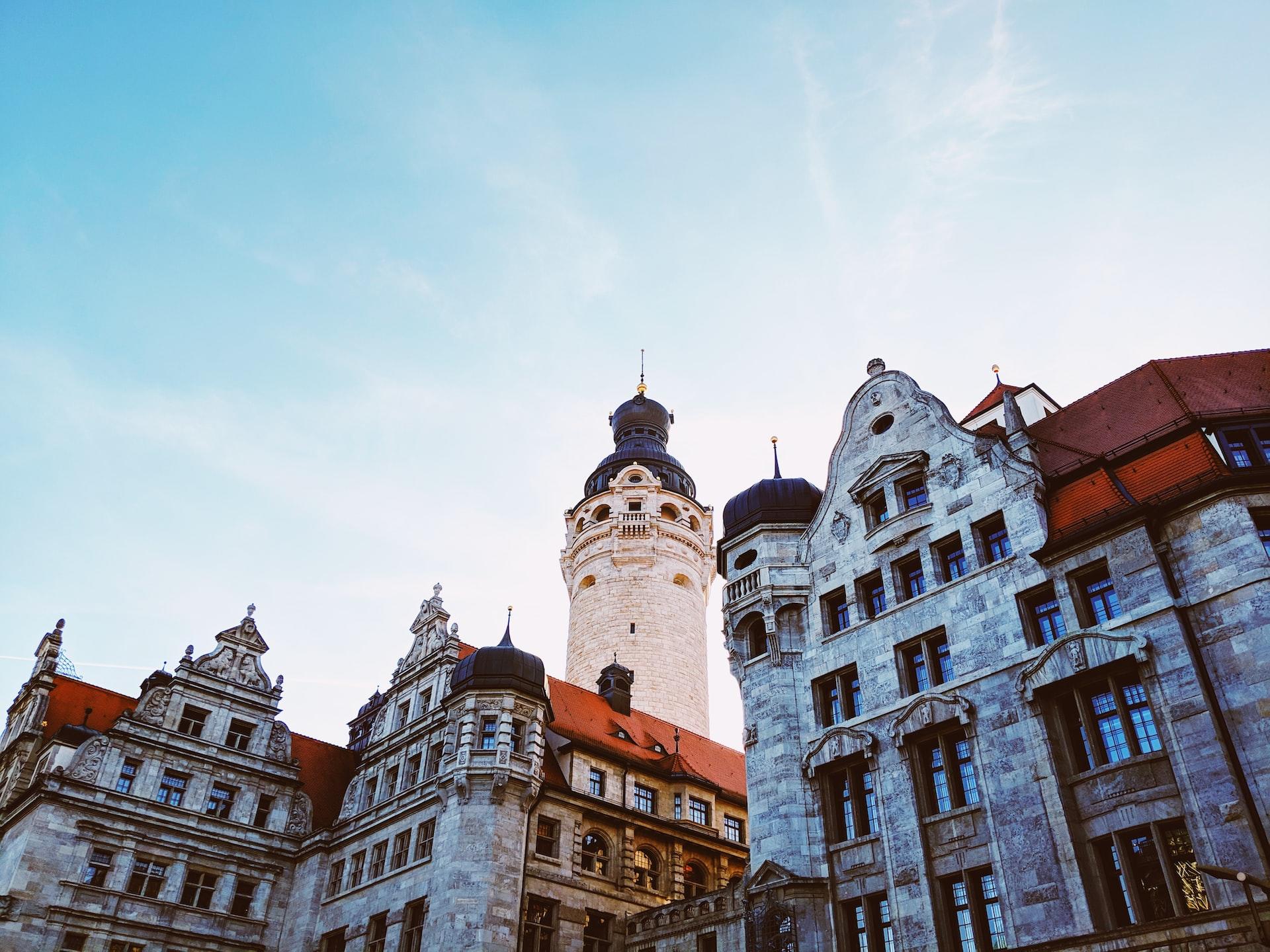 Ein Blick auf einige Gebäude in der Altstadt von Leipzig.
