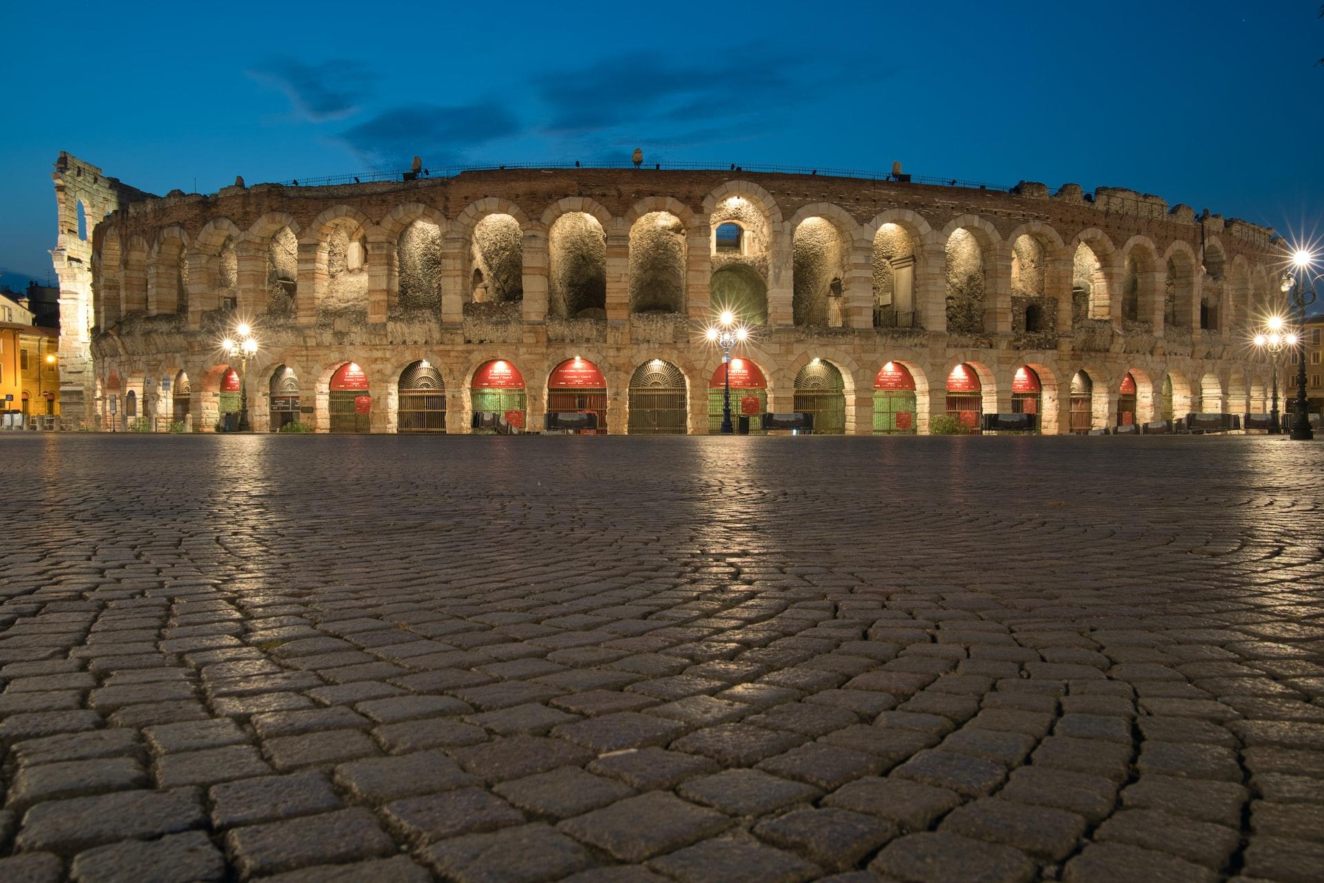 Die Arena von Verona wie hier vor dem Abendhimmel erleuchtet steht für große Opern-Events.
