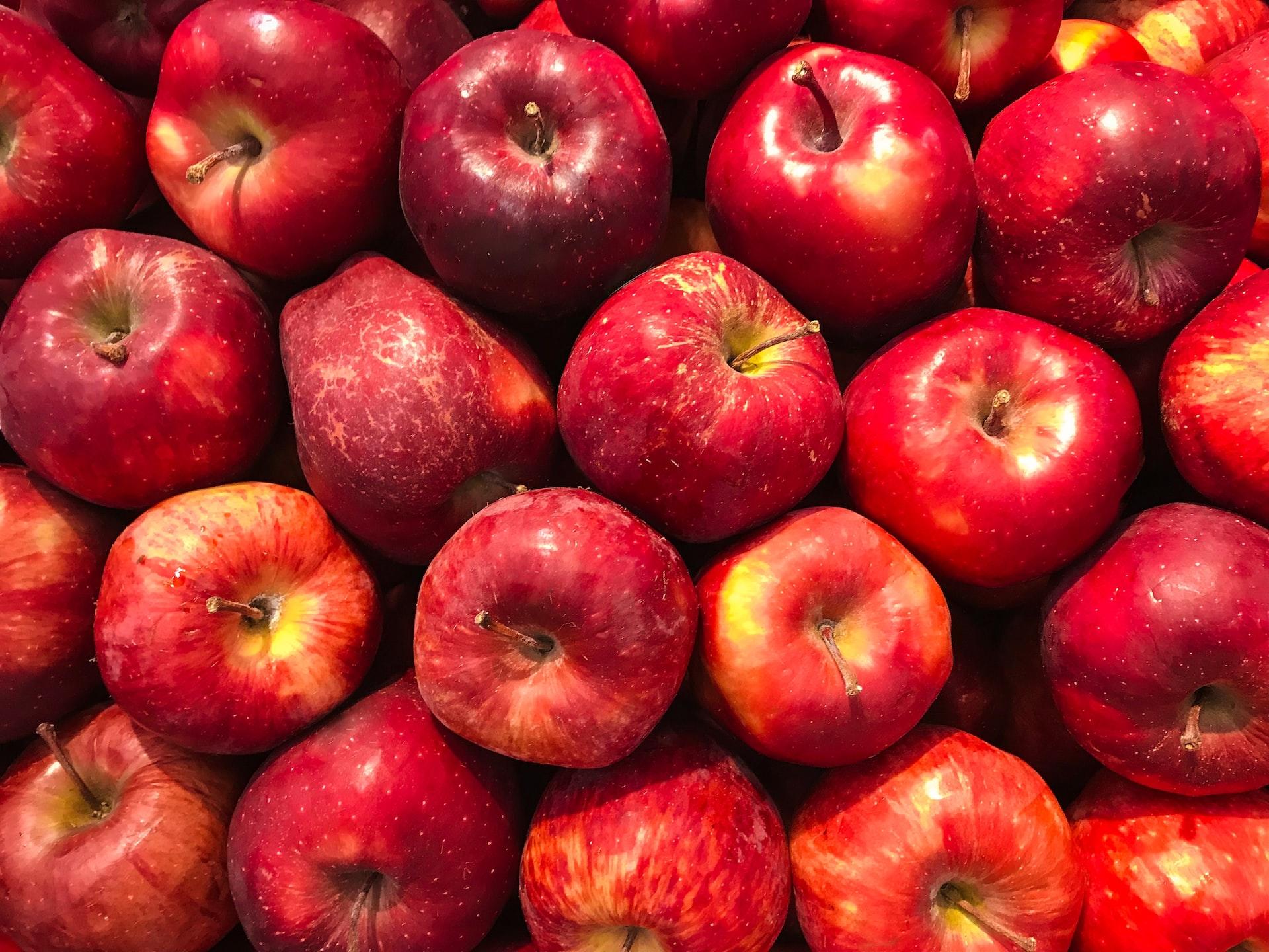Mehrere rote Äpfel liegen nebeneinander.