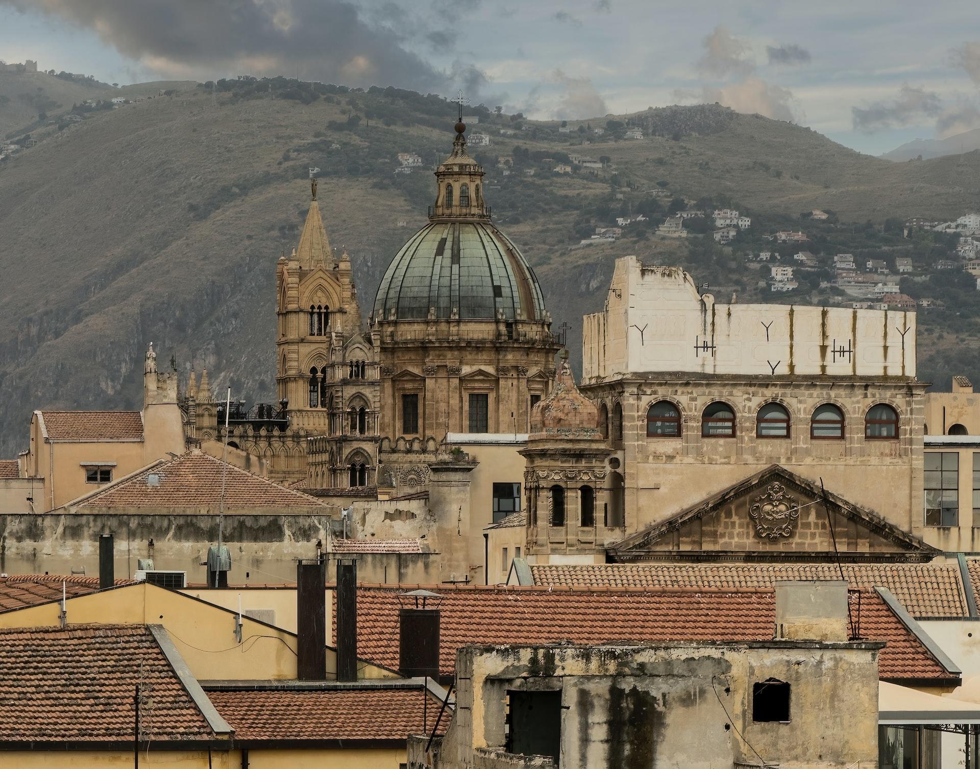 Die Altstadt von Palermo mit Hügel im Hintergrund sind Schauplatz für einige italienische Romane.