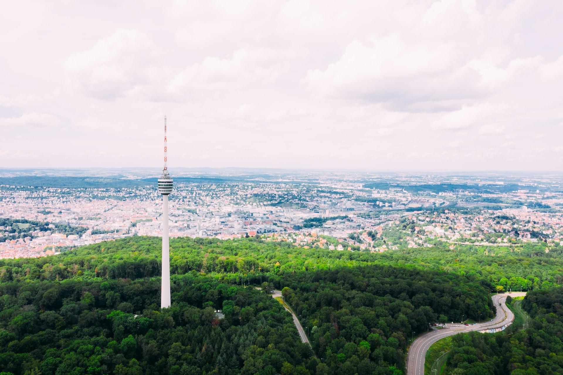 Blick in den Stuttgarter Kessel mit grüner Fläche im Vordergrund.