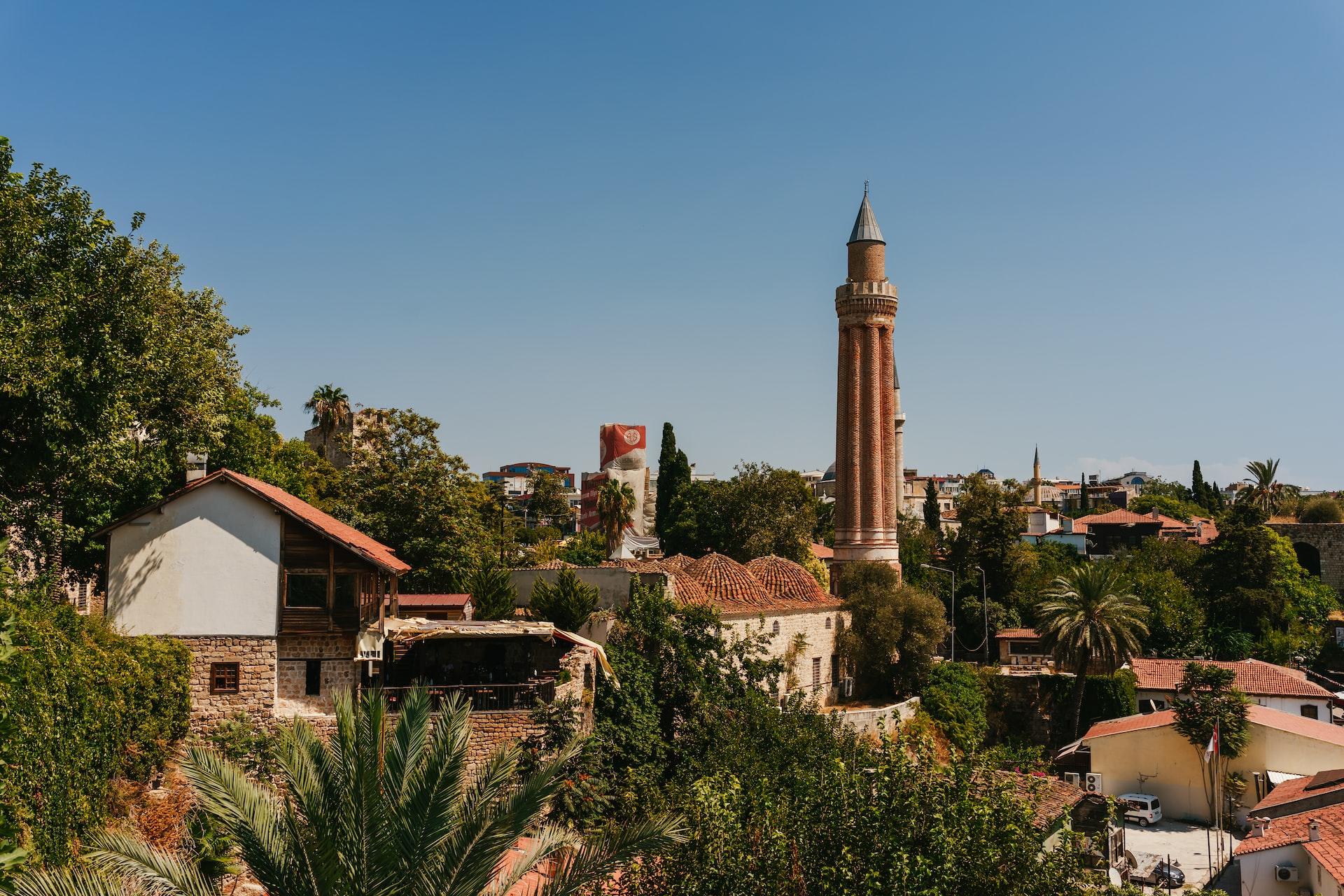 Das Yivli-Minarett hebt sich von den Dächern und Bäumen der Altstadt ab. 