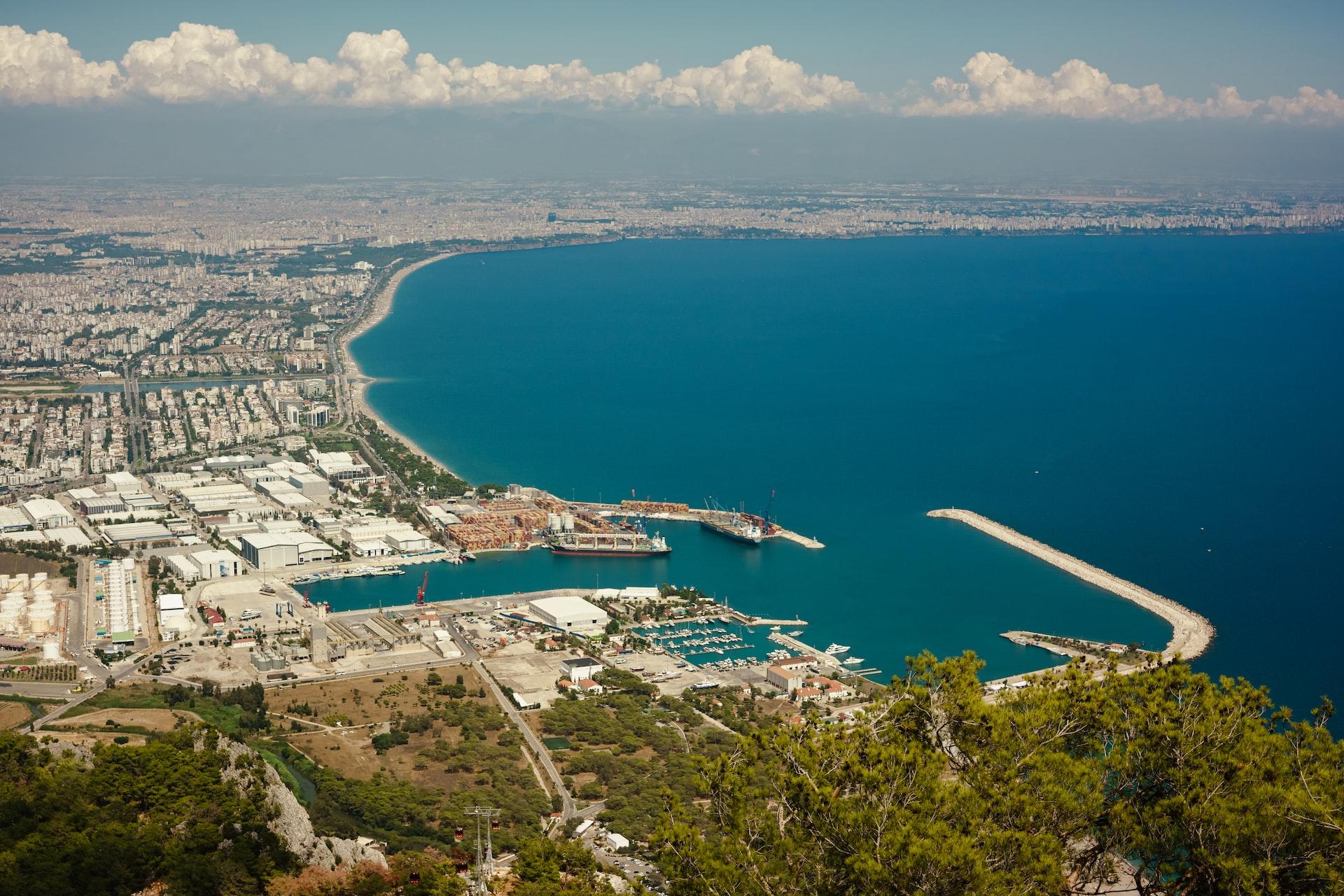 Die Stadt Antalya von hoch oben mit ihrem Hafen und den langen Stränden.
