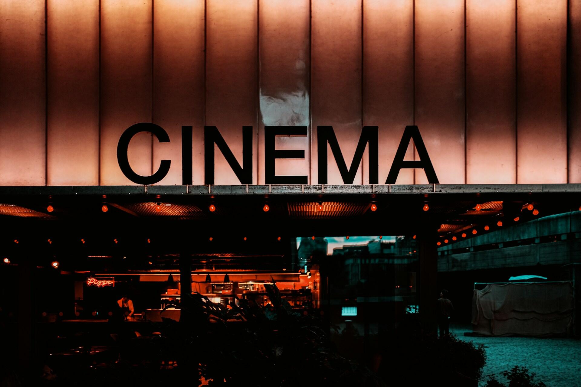 Kino mit Schrift über Eingang.