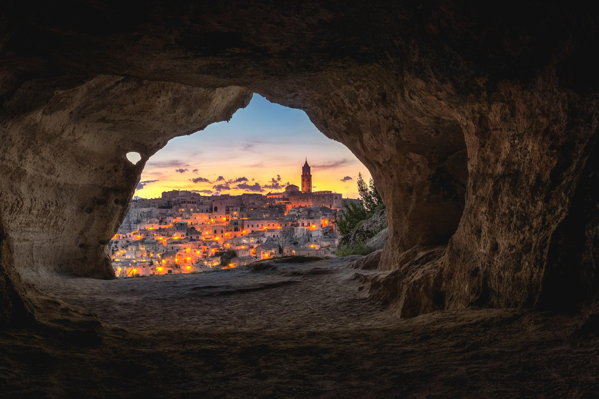 Die Besiedelung Italiens begann früh mit Höhlenbewohnern wie hier eine Höhle von innen auf die Stadt Matera fotografiert.
