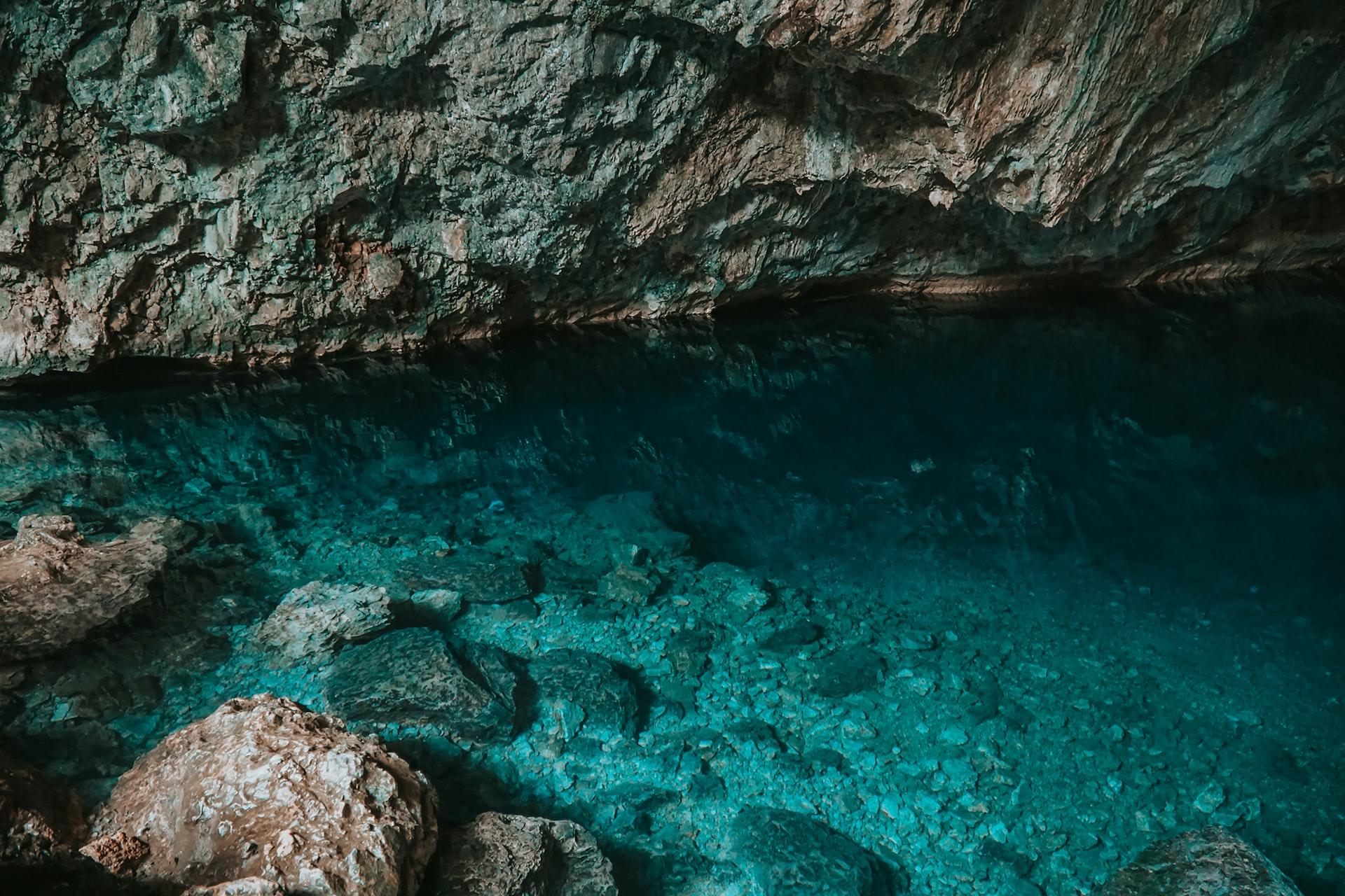 Intensiv türkisfarbenes und sehr klares Wasser ist von Felsen umgeben.