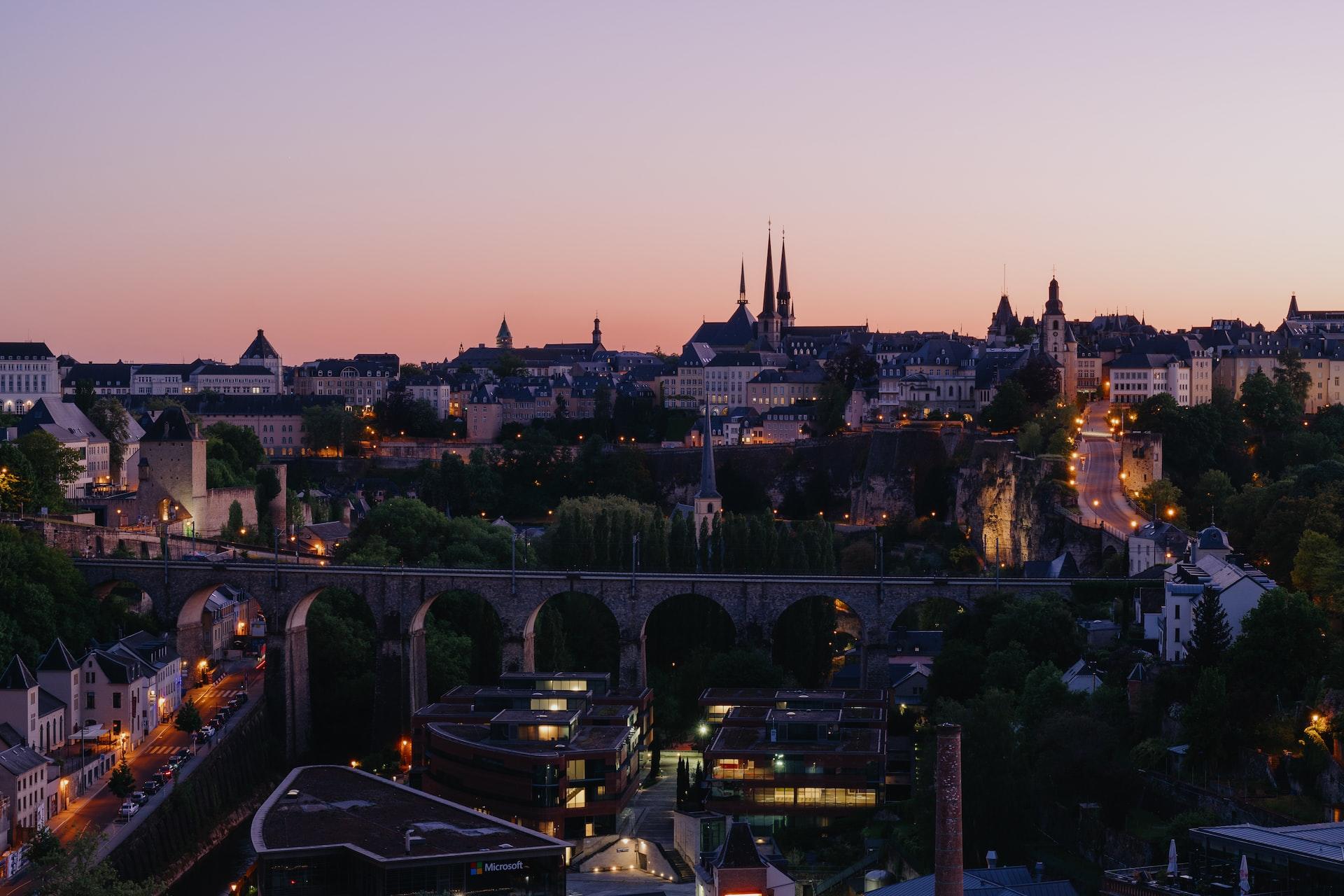 Skyline der Hautstadt Luxembourg in der Abendstimmung.