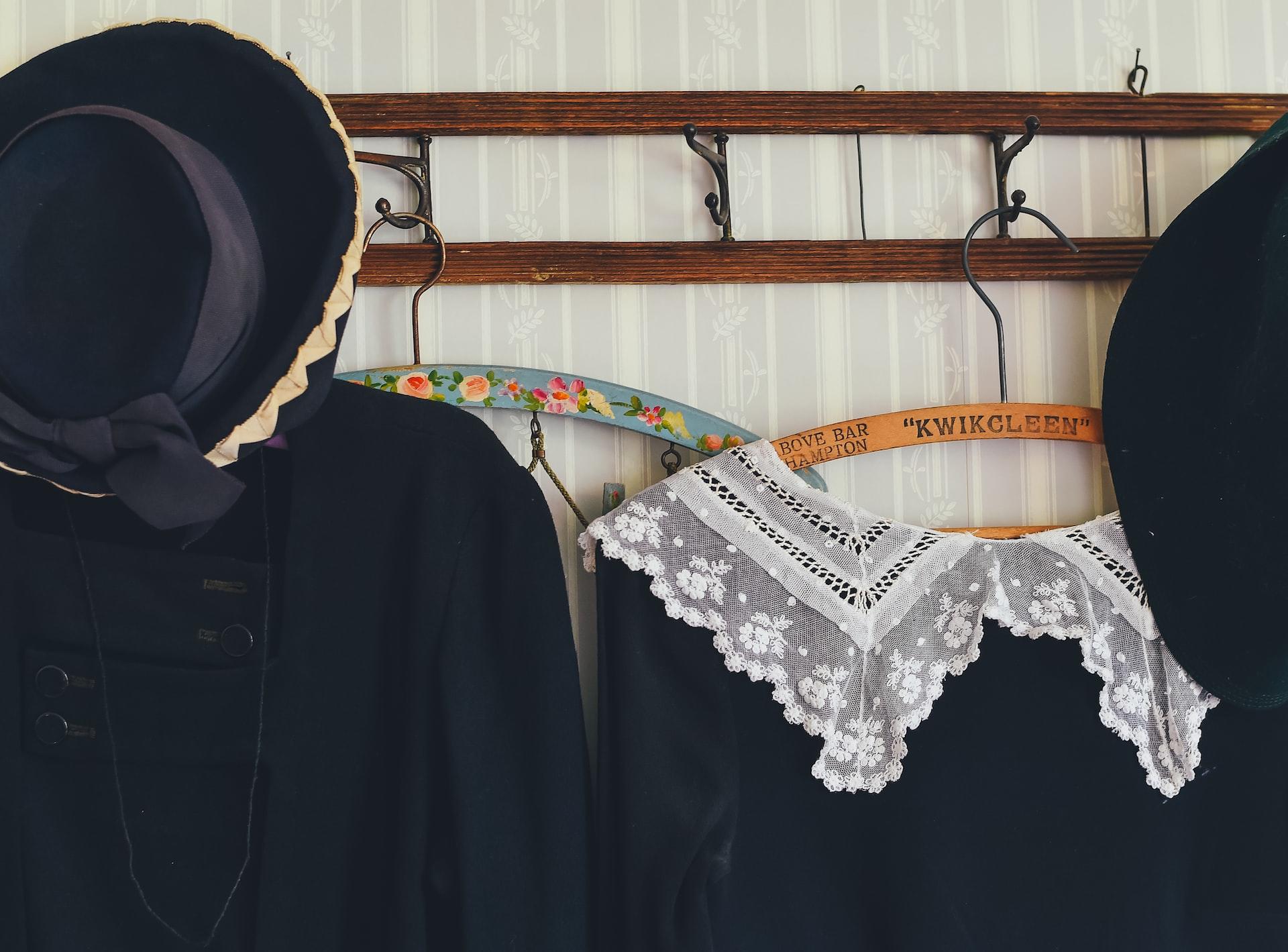 Schwarze Kleider an einer Garderobe hängend.