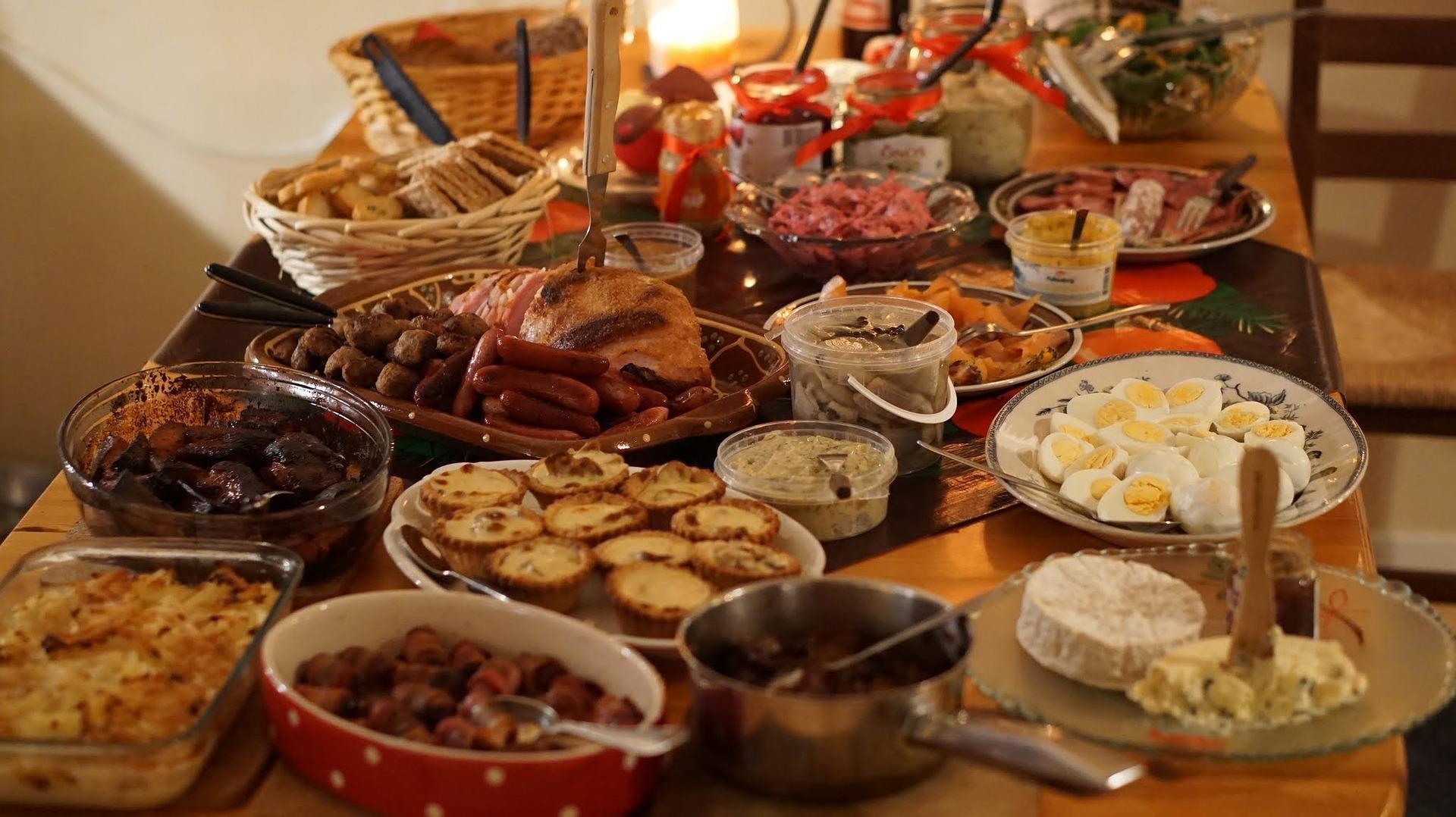 Ein großer Tisch mit viel Essen zu Weihnachten