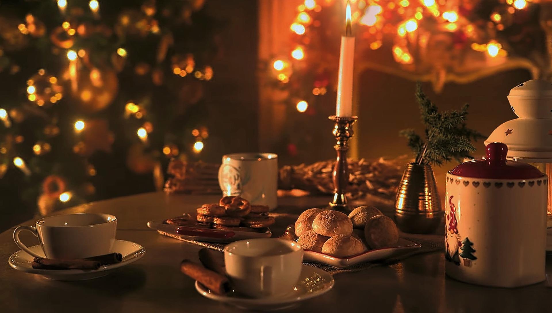 Essen auf dem Tisch mit weihnachtlicher Dekoration.